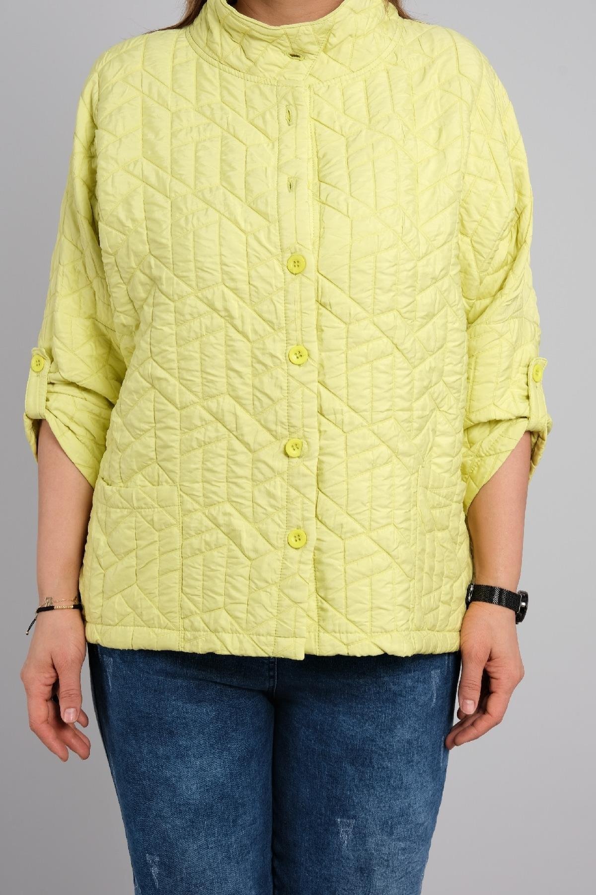 Önü düğmeli çok şık kadın montu