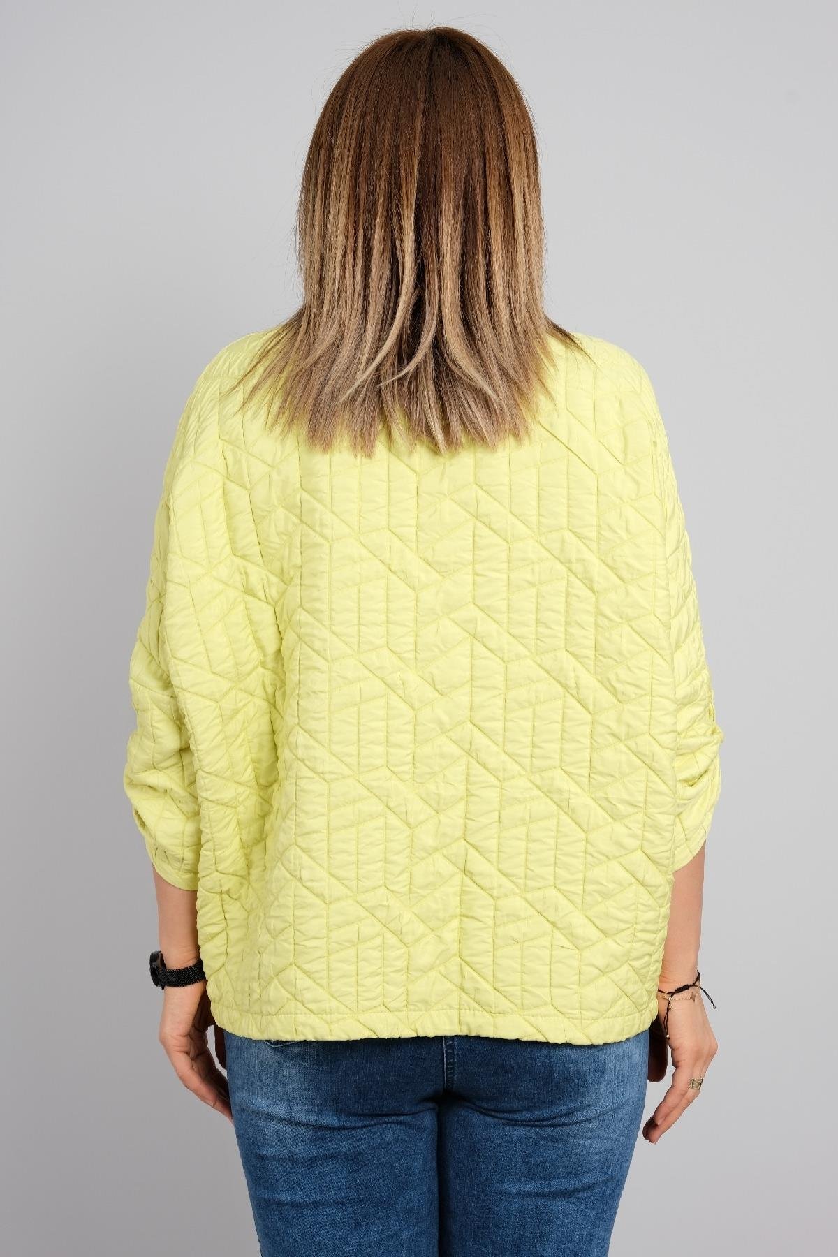 Önü düğmeli çok şık kadın montu