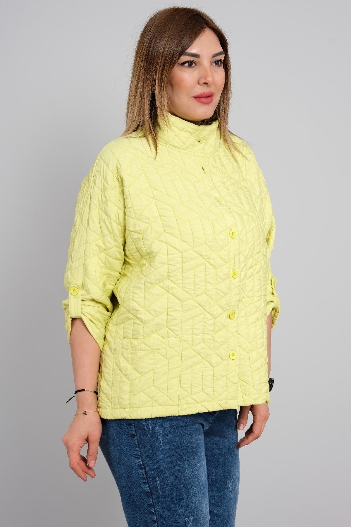 Önü düğmeli çok şık kadın montu