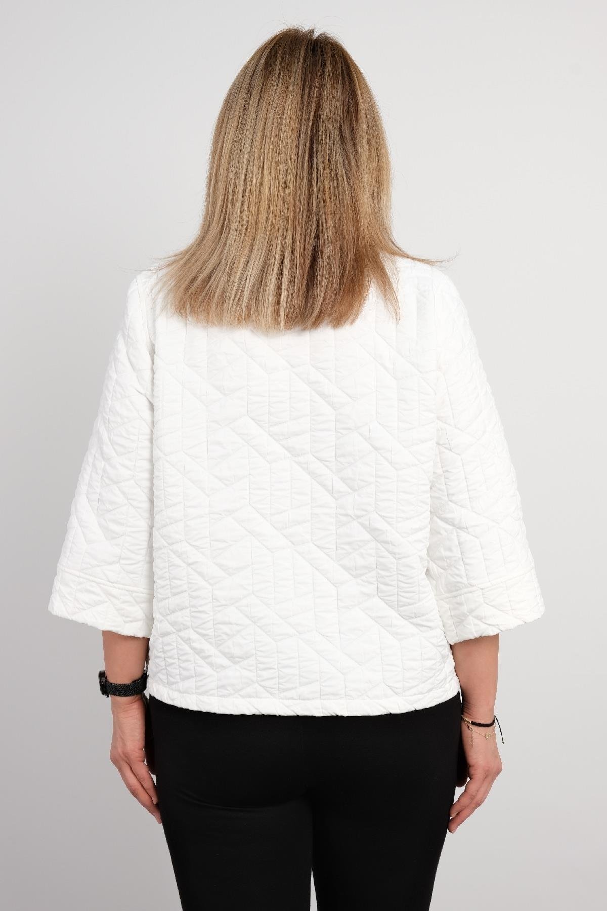 Önü düğmeli ve kapitone kumaş büyük beden kadın kısa mont