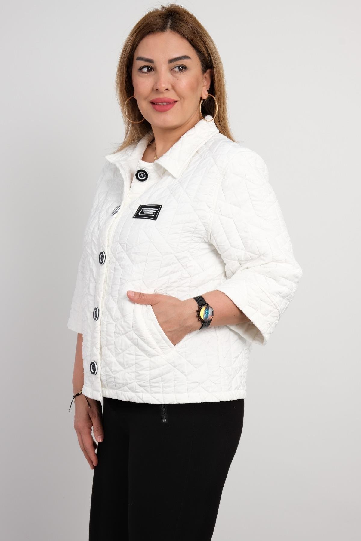 Önü düğmeli ve kapitone kumaş büyük beden kadın kısa mont