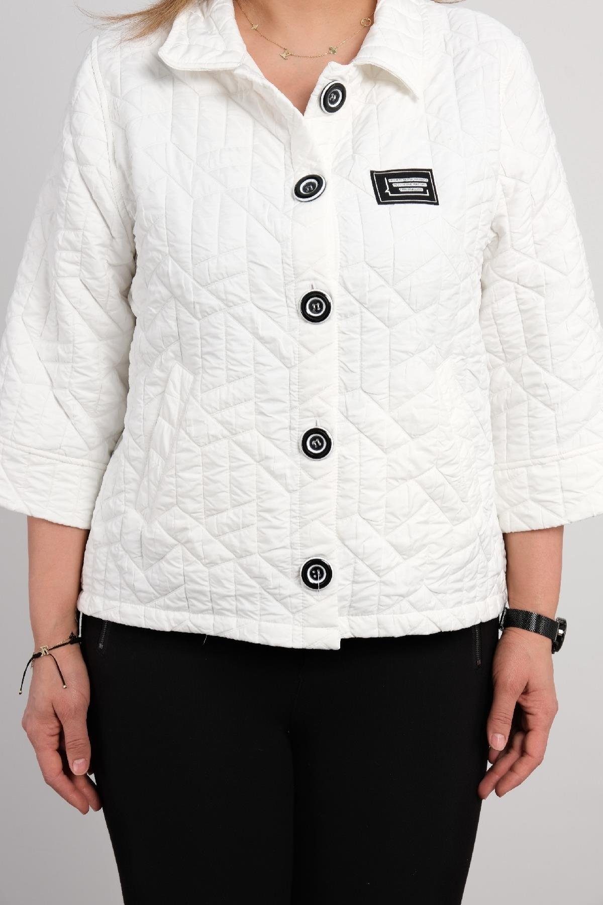 Önü düğmeli ve kapitone kumaş büyük beden kadın kısa mont