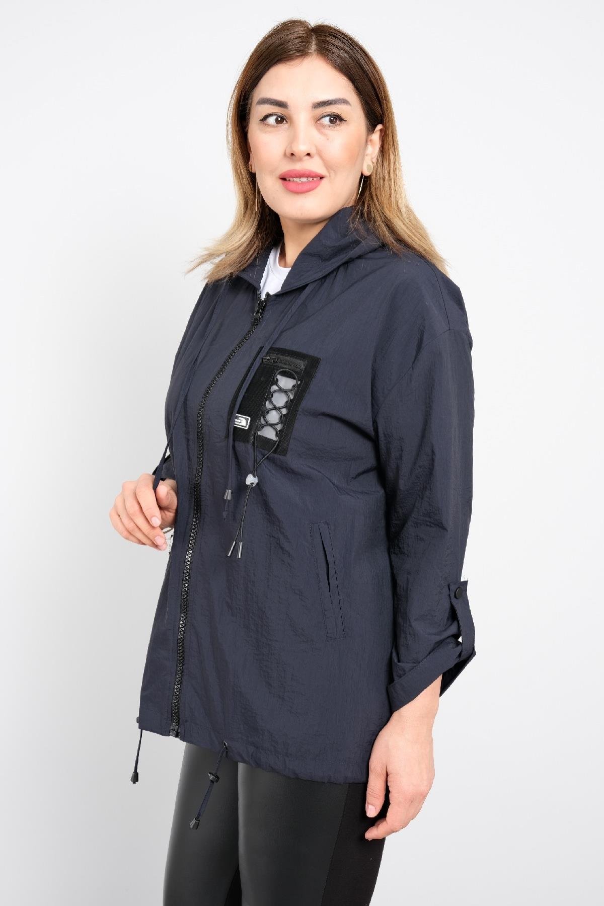 Önü fermuarlı, çift cepli, kapşonlu, büyük beden kadın montu