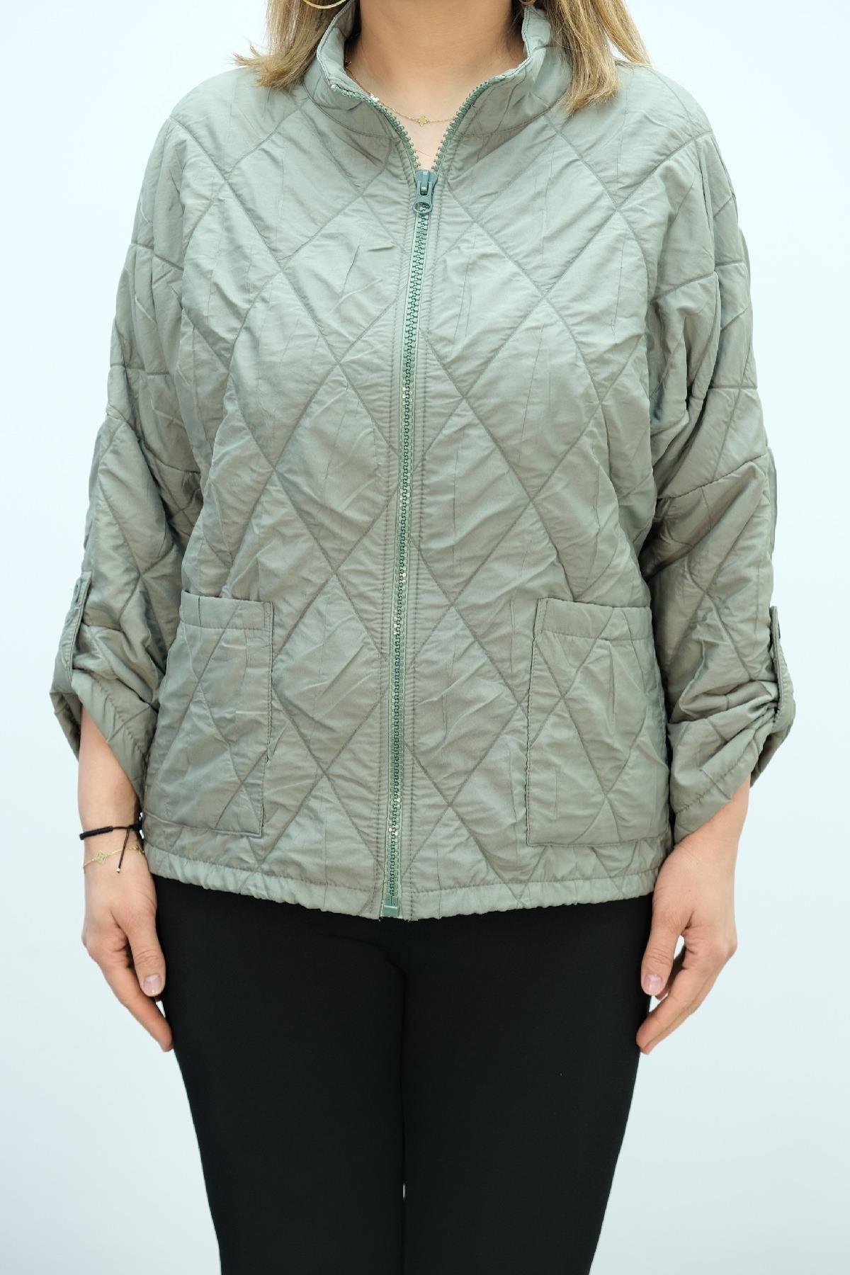 Önü fermuarlı ve kapitone kumaş büyük beden kadın kısa mont