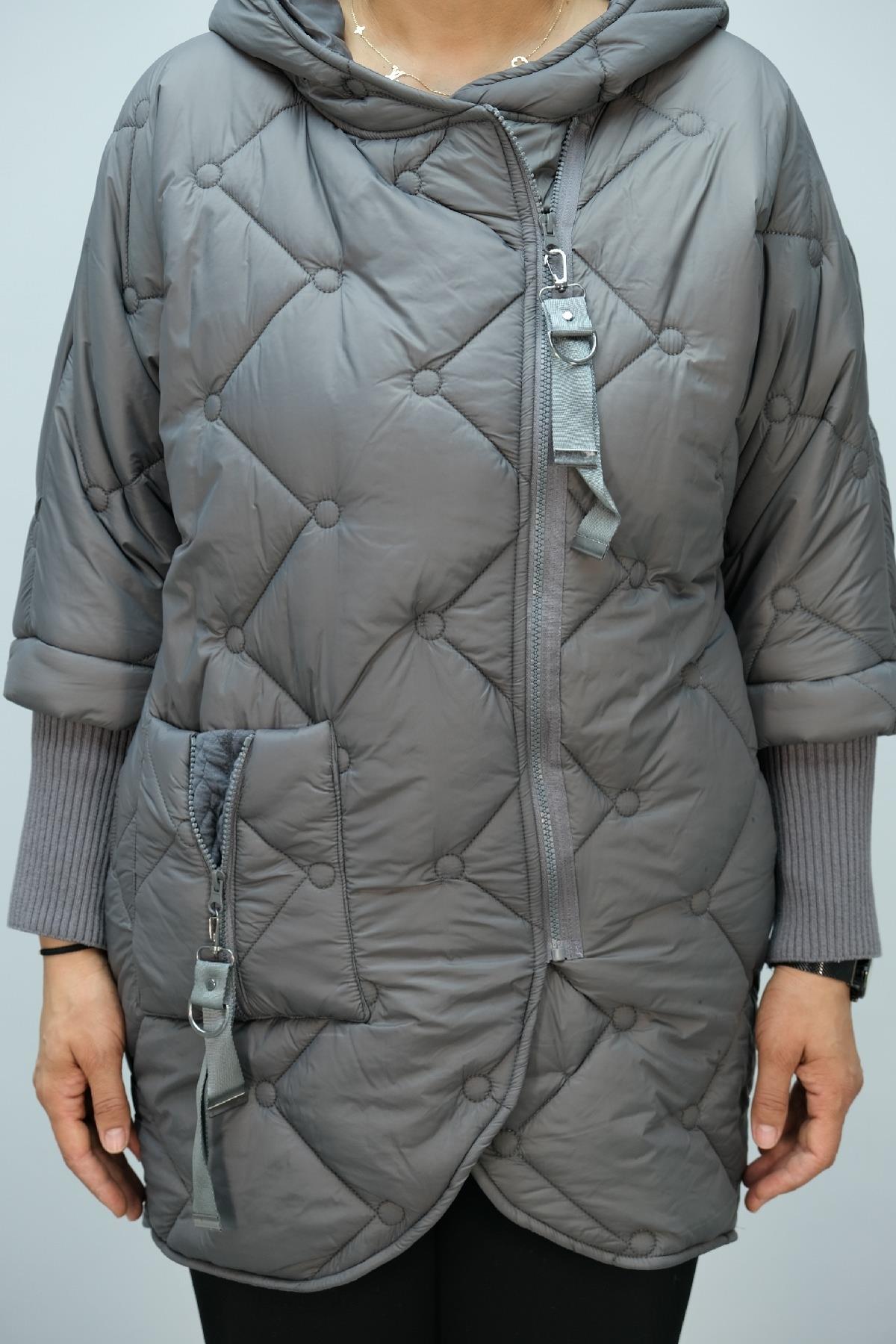 Önü fermuarlı ve kapşonlu kadın uzun şişme mont