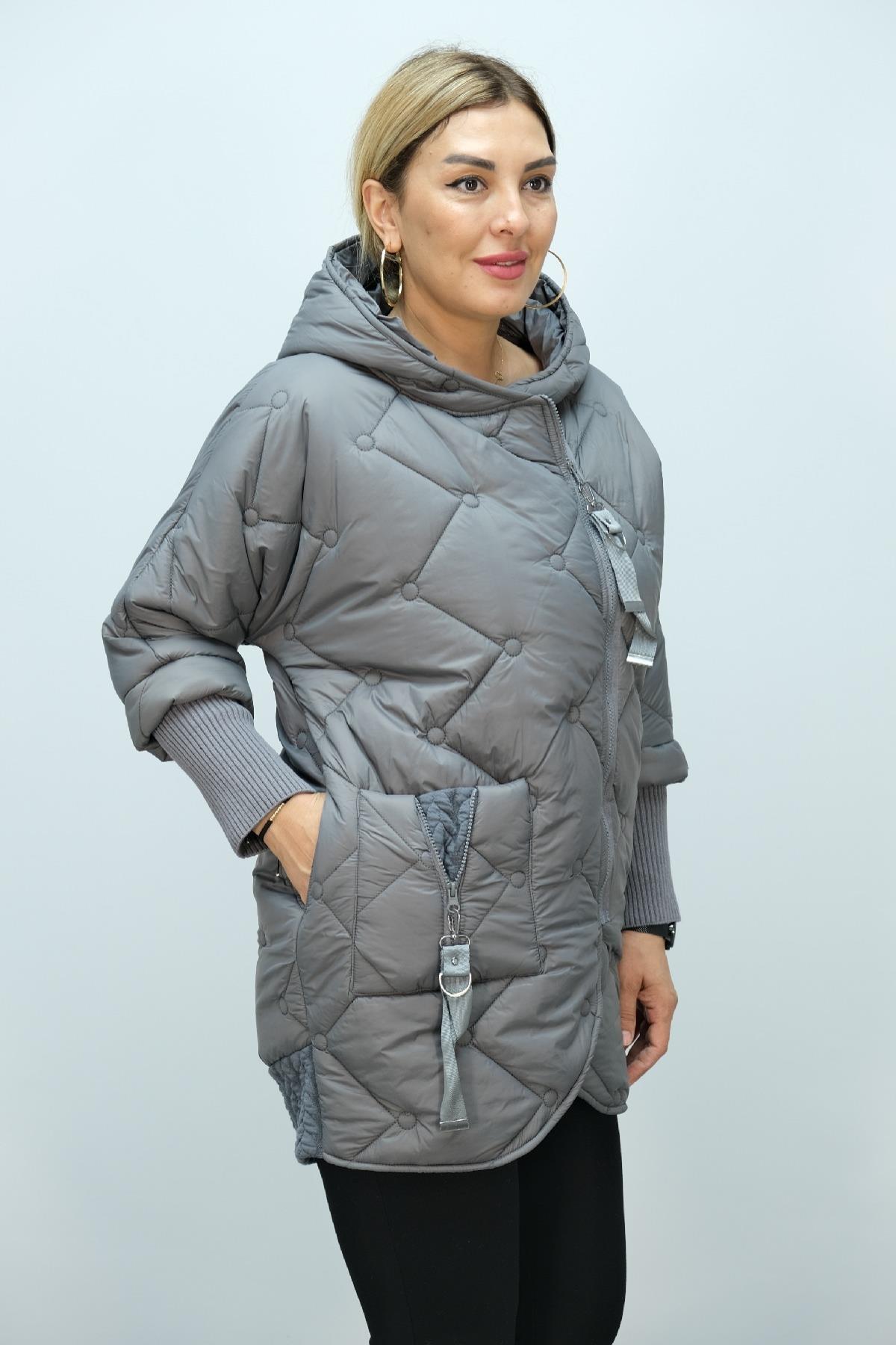 Önü fermuarlı ve kapşonlu kadın uzun şişme mont