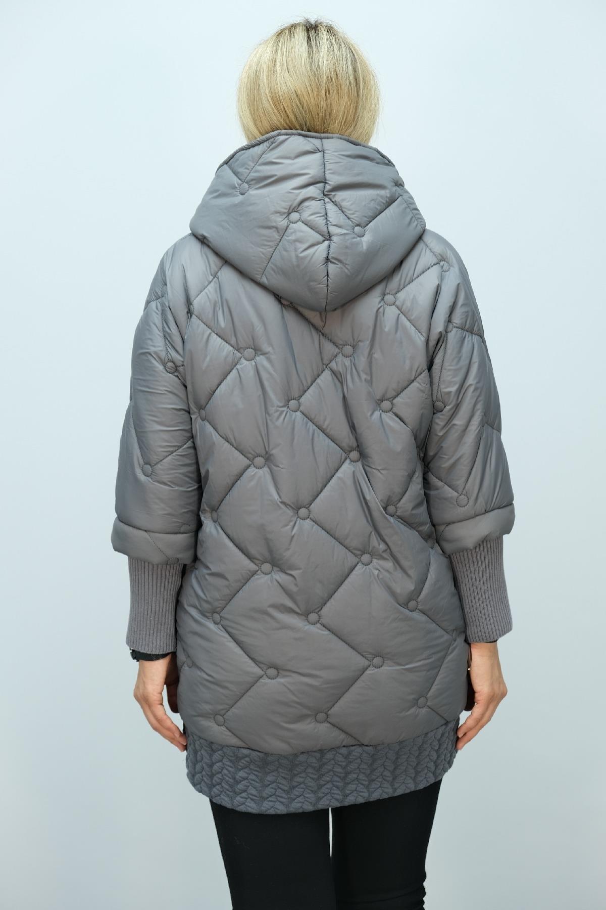 Önü fermuarlı ve kapşonlu kadın uzun şişme mont