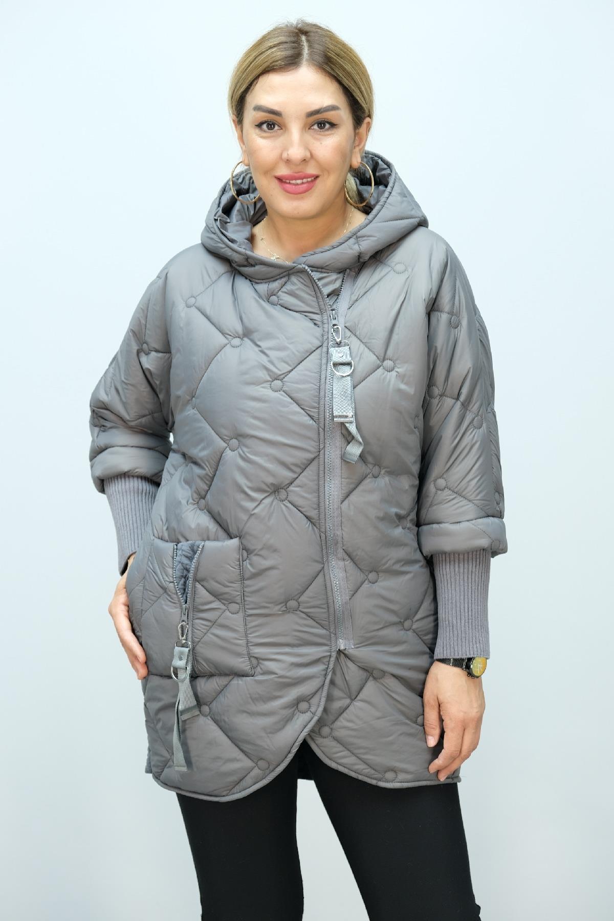 Önü fermuarlı ve kapşonlu kadın uzun şişme mont