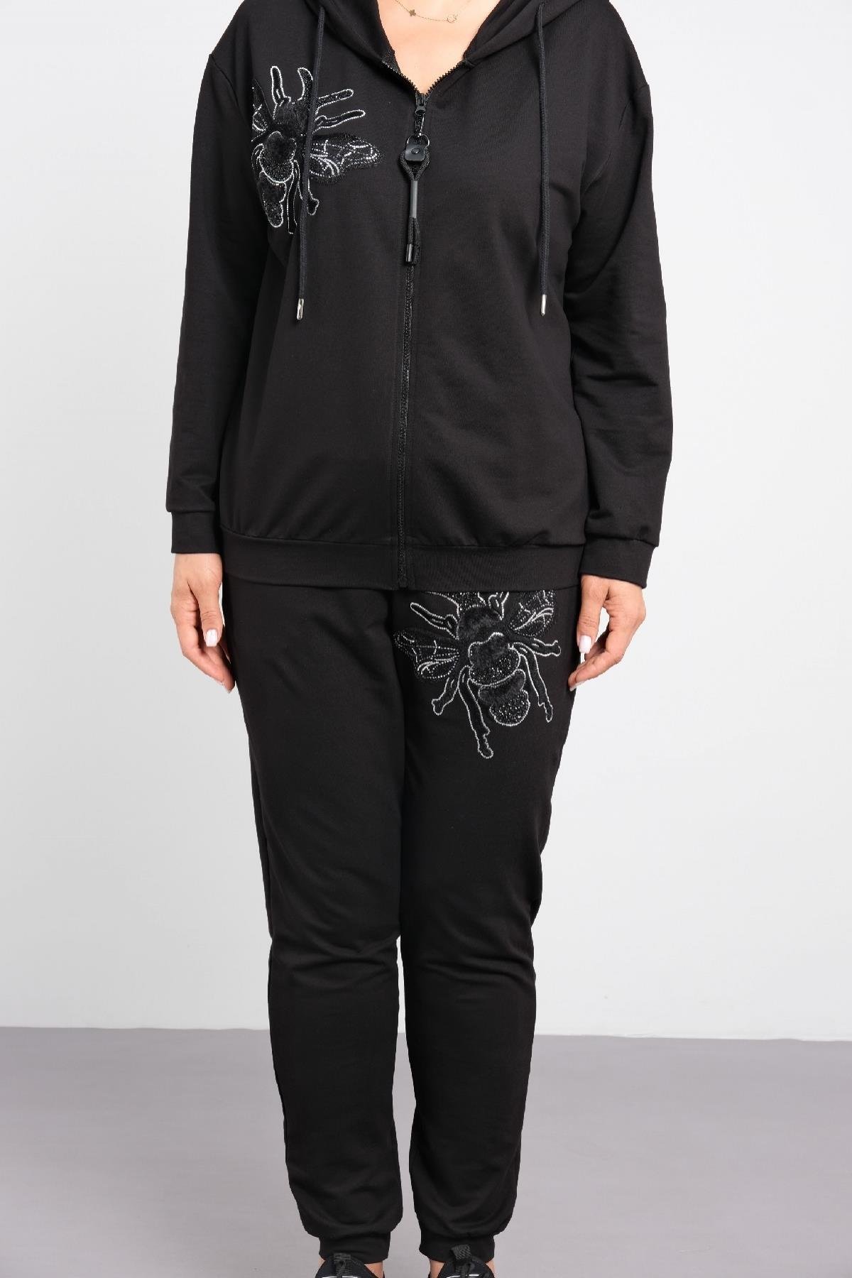 önünde arı baskılı, kapşonlu kadın takım