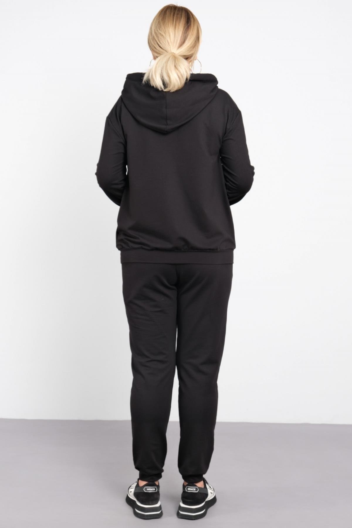 önünde arı baskılı, kapşonlu kadın takım