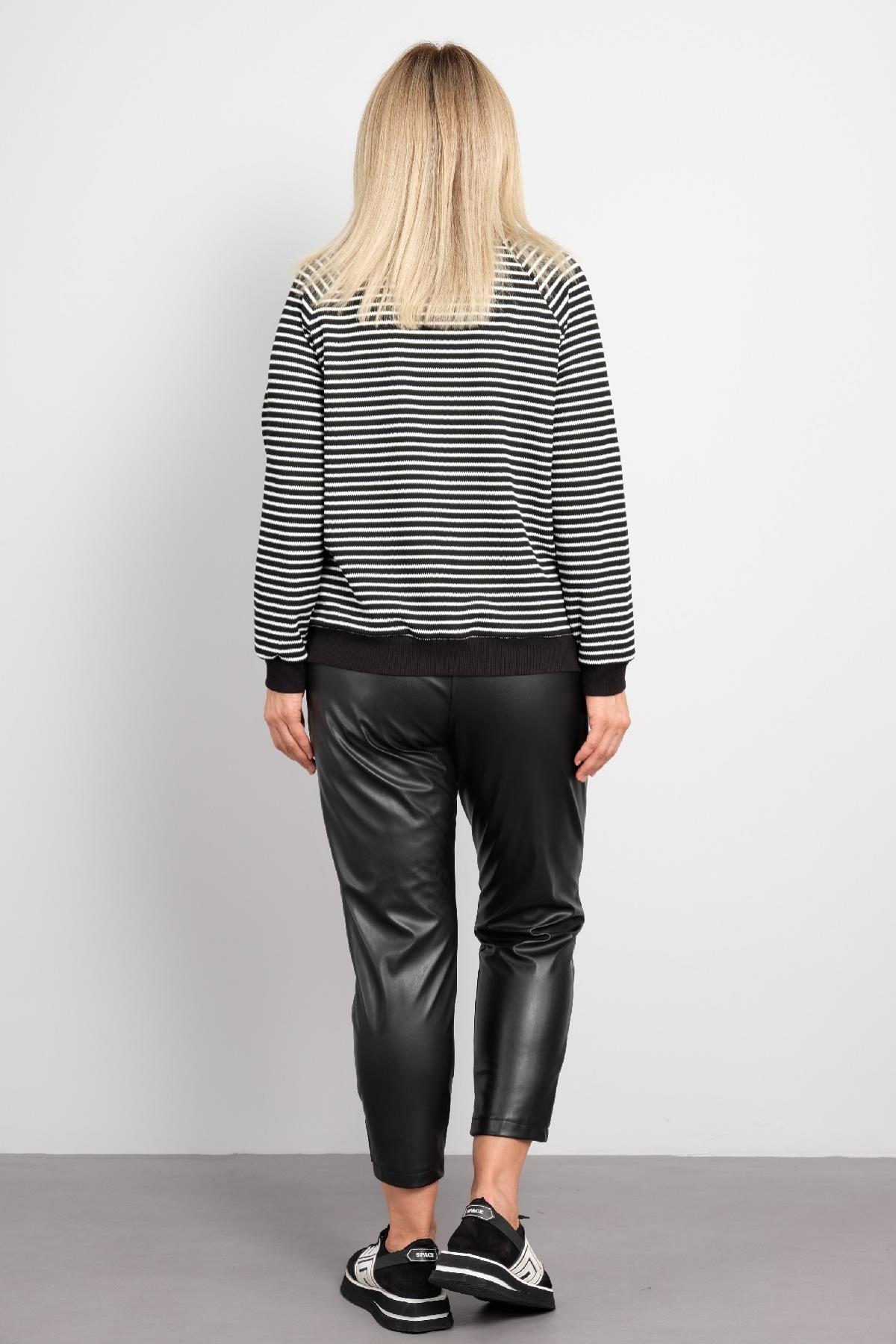 Trençkot ve deri pantolon büyük beden kadın takım elbisesi