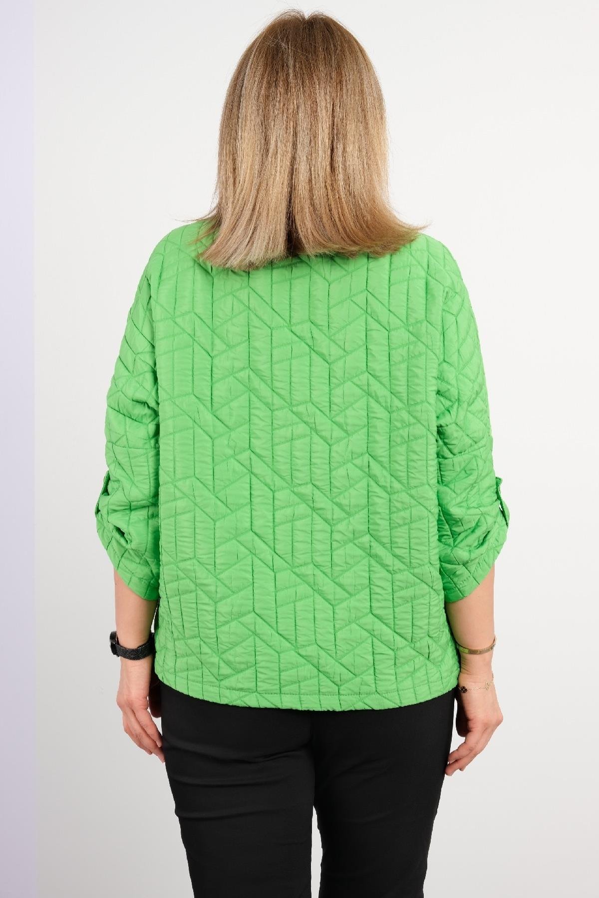 uzun kollu, önü düğmeli ve kapitone kumaş büyük beden kadın montu