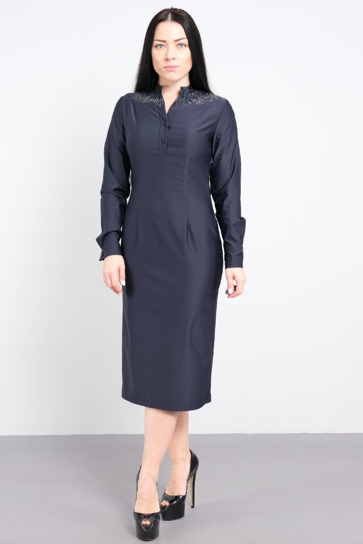 Yakası taş işlemeli, uzun kollu, uzun kadın elbisesi