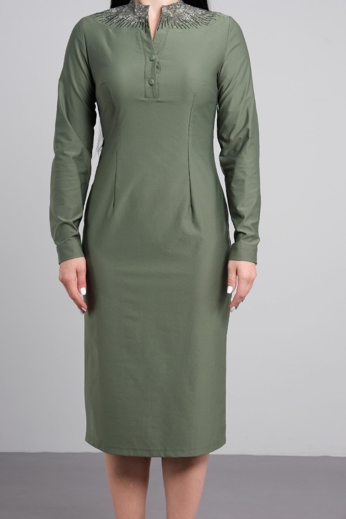 Yakası taş işlemeli, uzun kollu, uzun kadın elbisesi