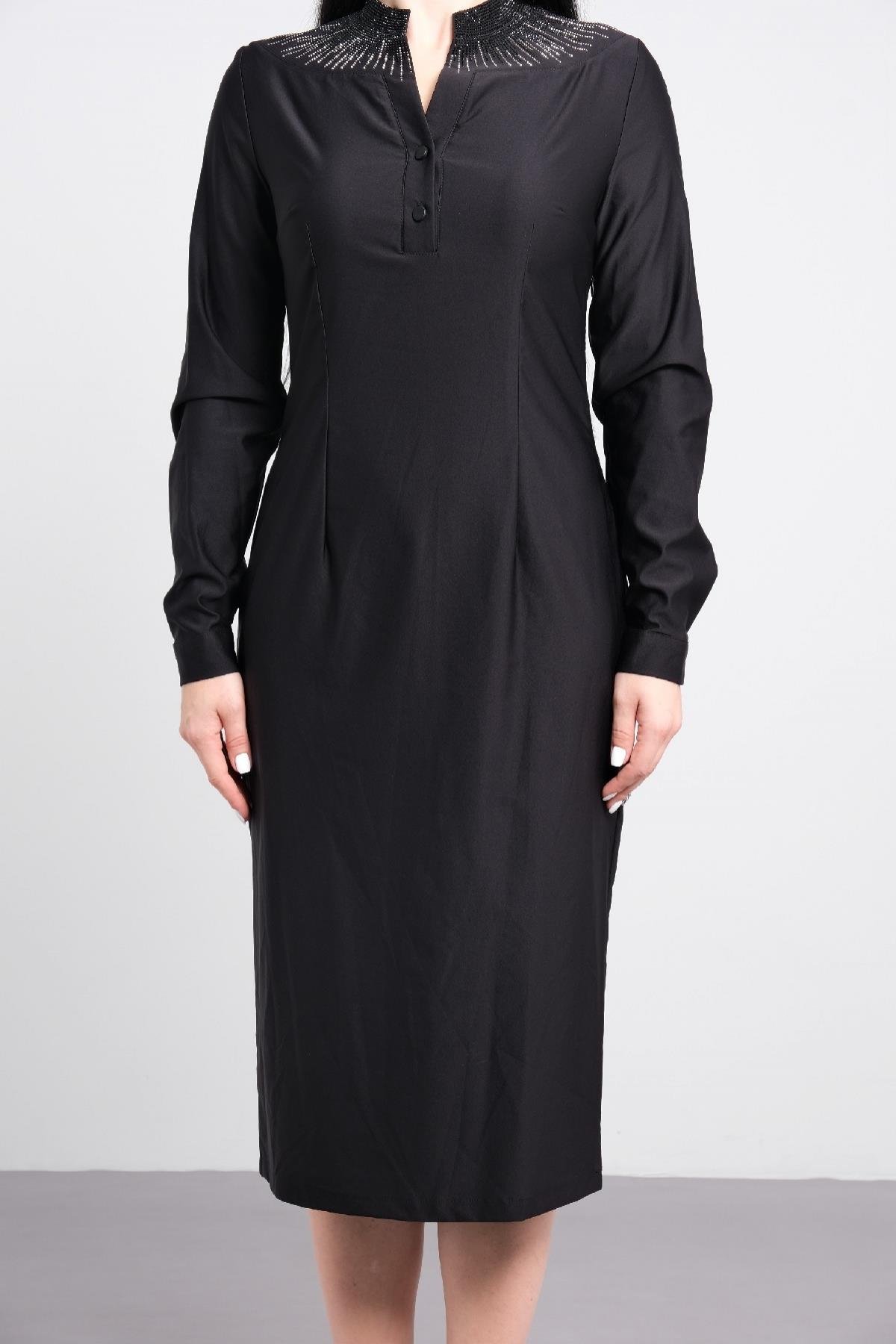 Yakası taş işlemeli, uzun kollu, uzun kadın elbisesi