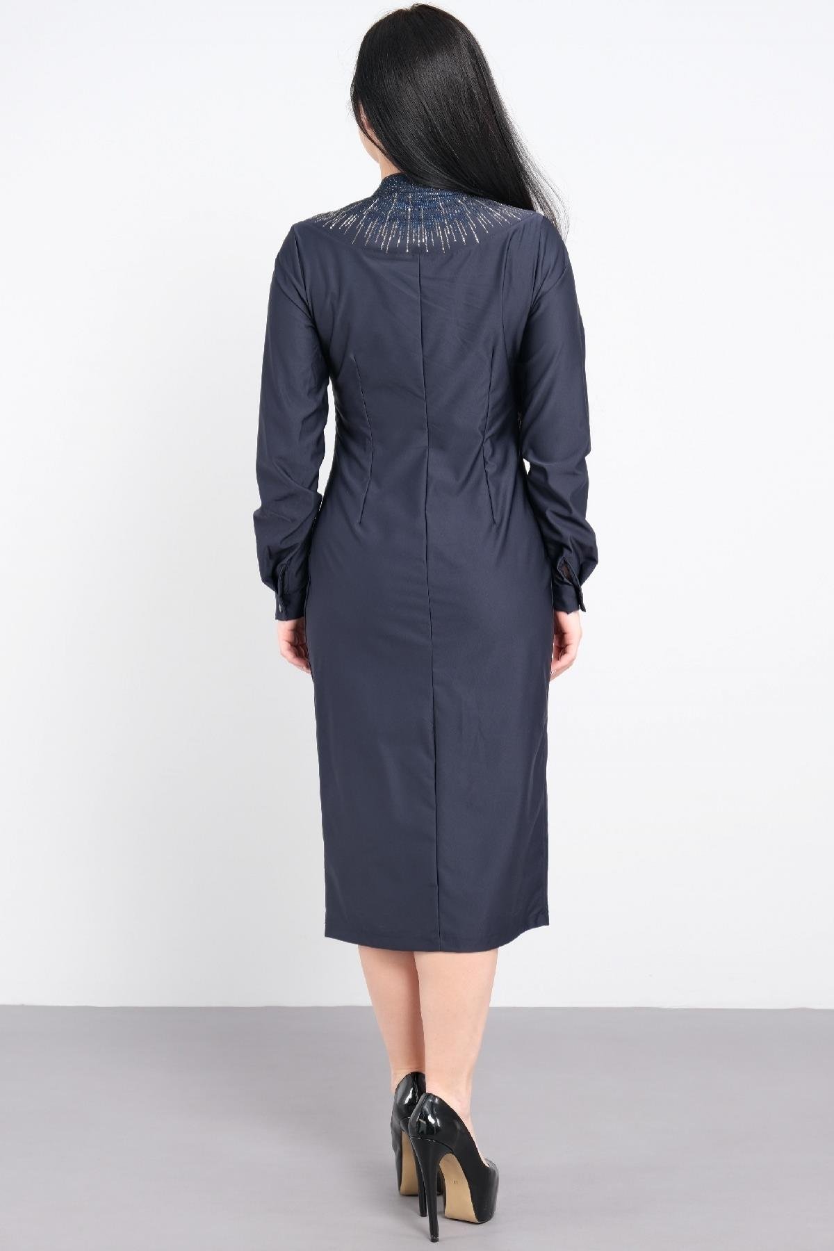 Yakası taş işlemeli, uzun kollu, uzun kadın elbisesi