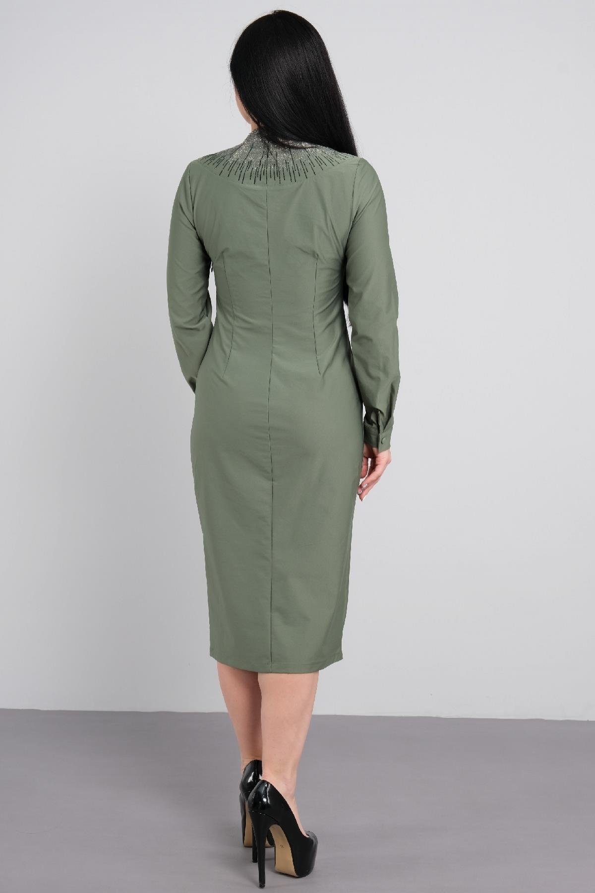 Yakası taş işlemeli, uzun kollu, uzun kadın elbisesi