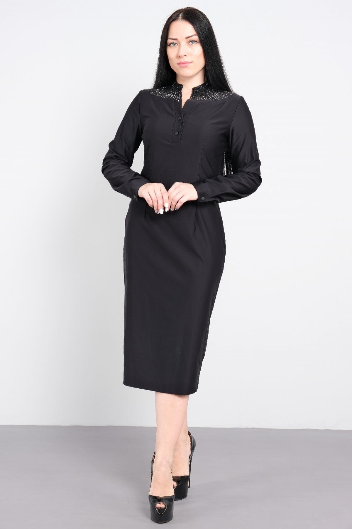 Yakası taş işlemeli, uzun kollu, uzun kadın elbisesi