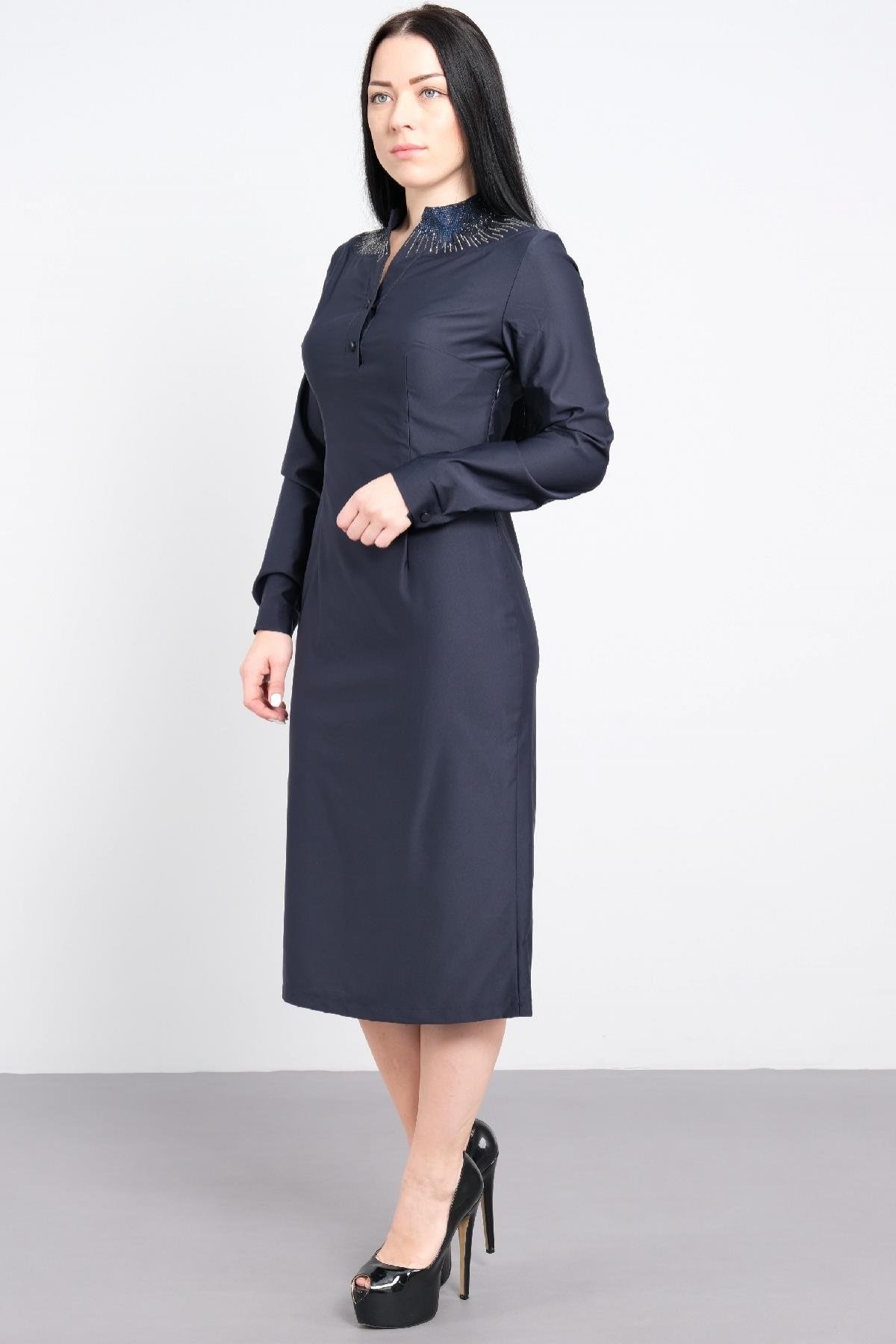 Yakası taş işlemeli, uzun kollu, uzun kadın elbisesi