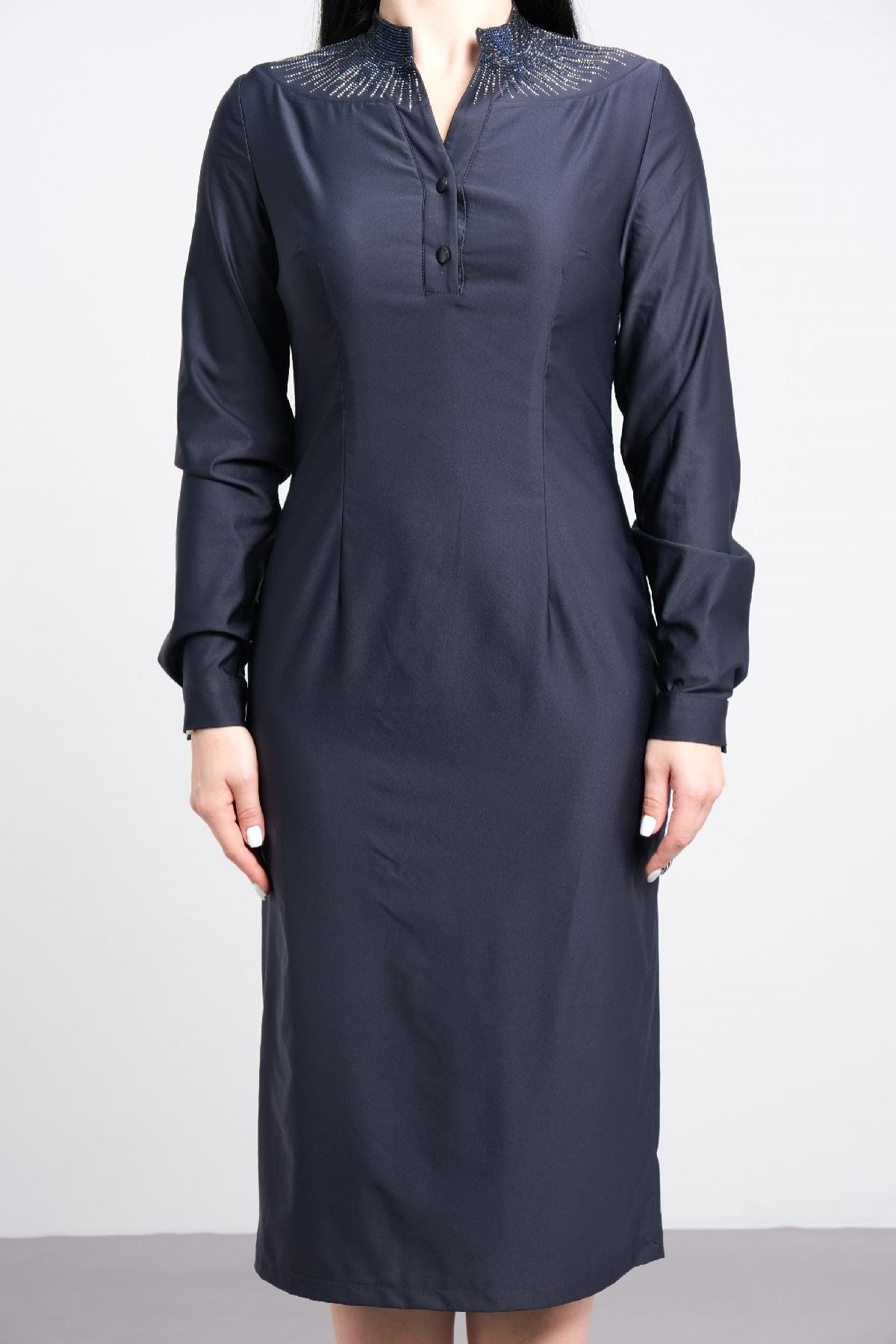 Yakası taş işlemeli, uzun kollu, uzun kadın elbisesi