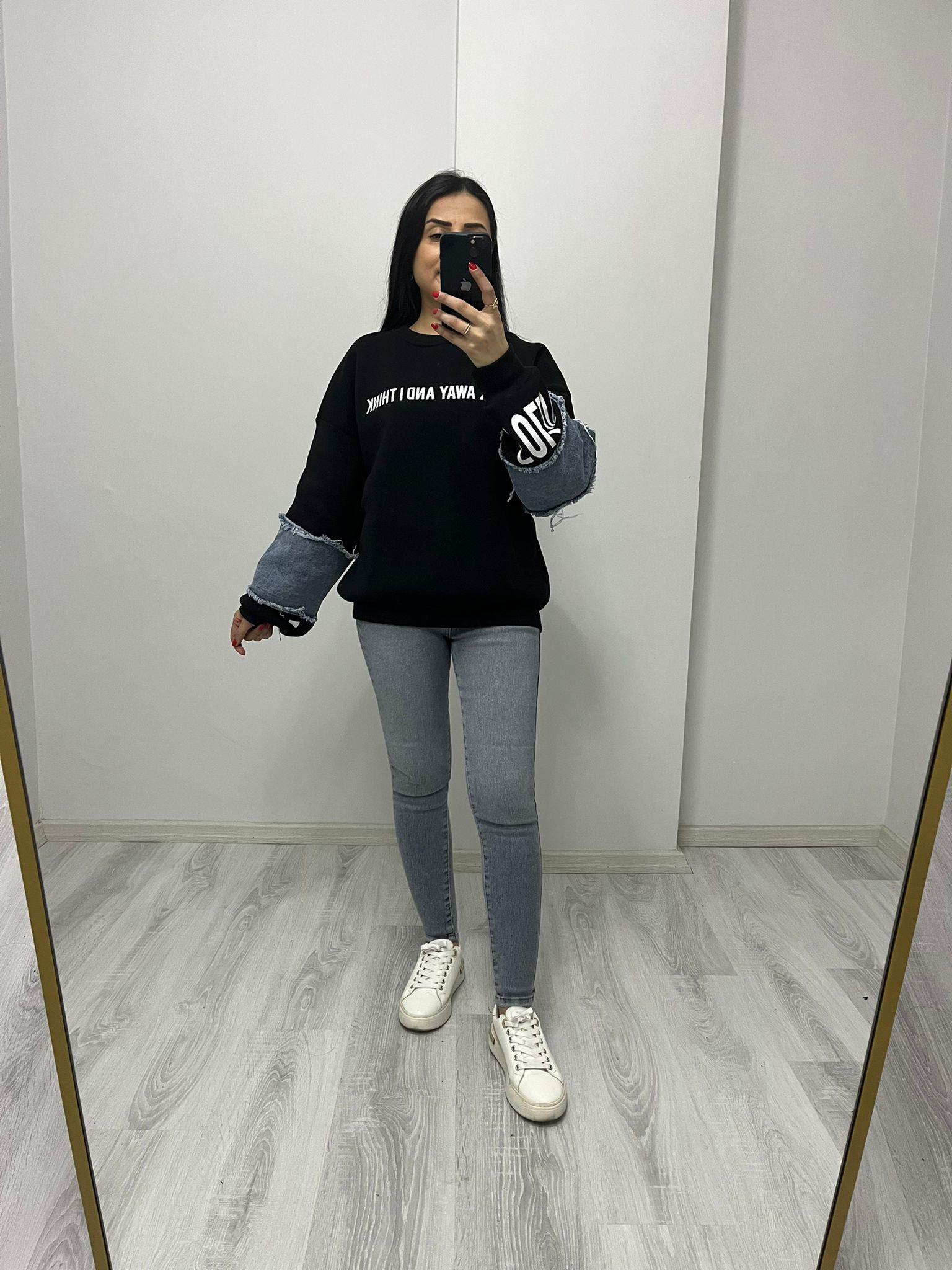 Üç İplik Önü Baskılı Kolları Denim Detaylı Sweatshırt Siyah
