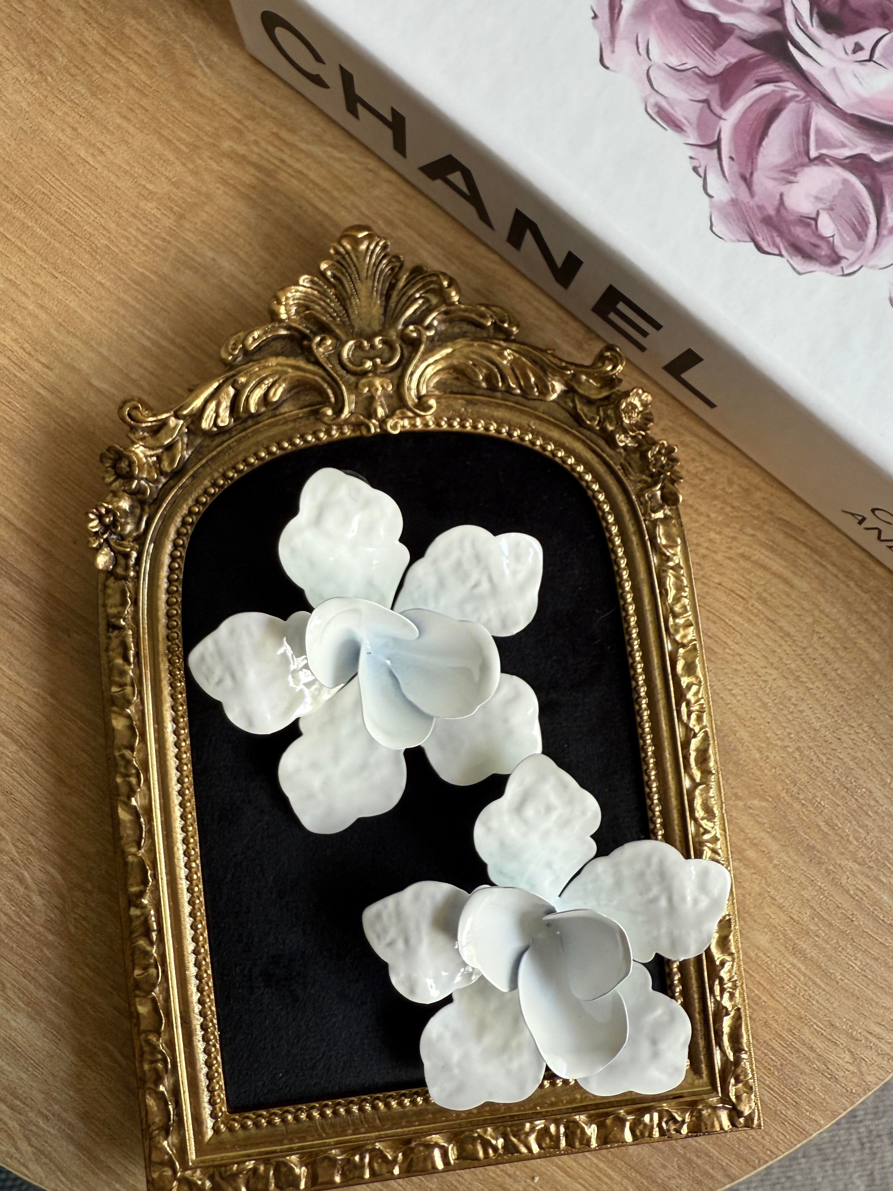 Beyaz Marka Model Çiçek Küpe