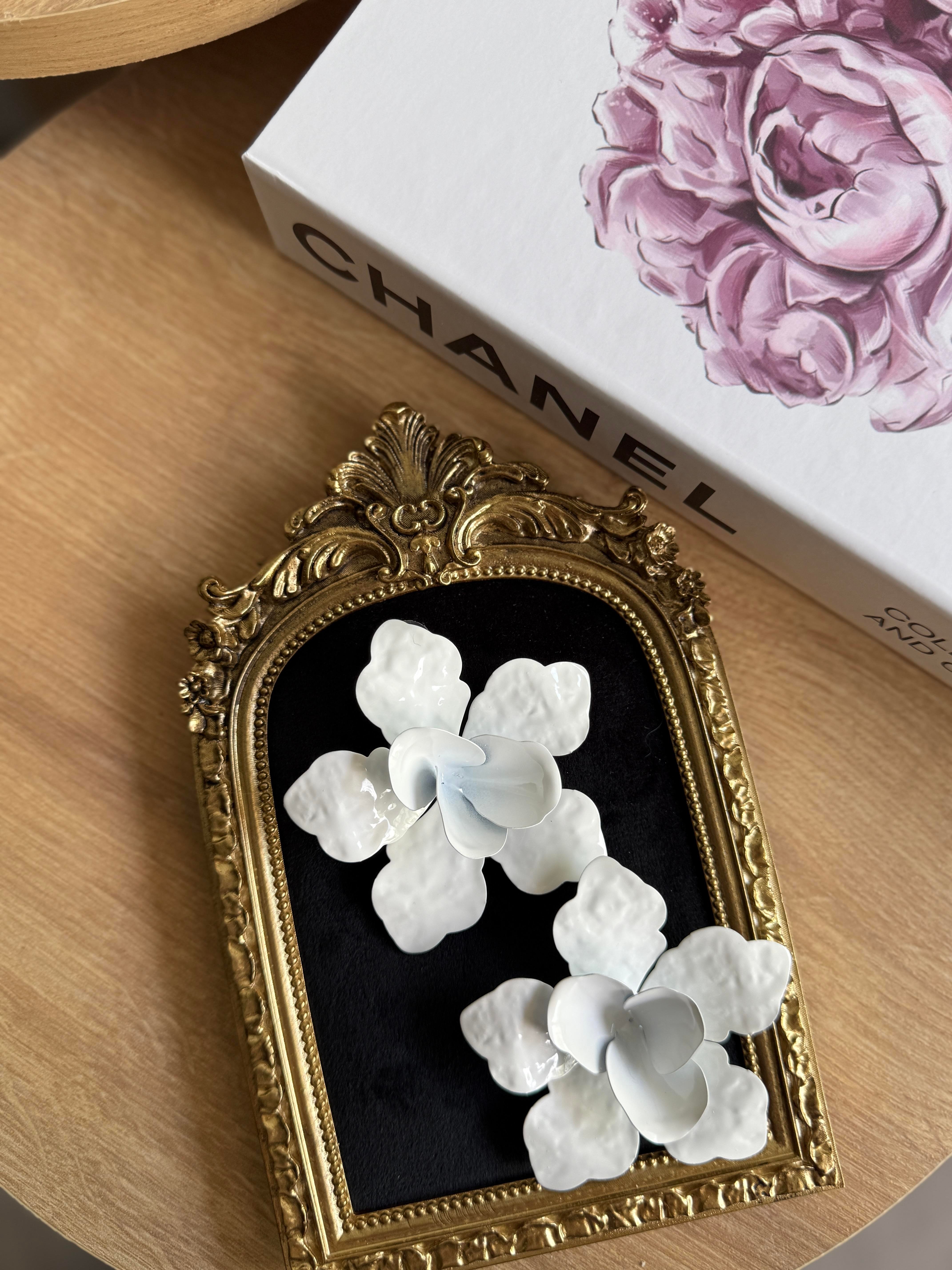 Beyaz Marka Model Çiçek Küpe