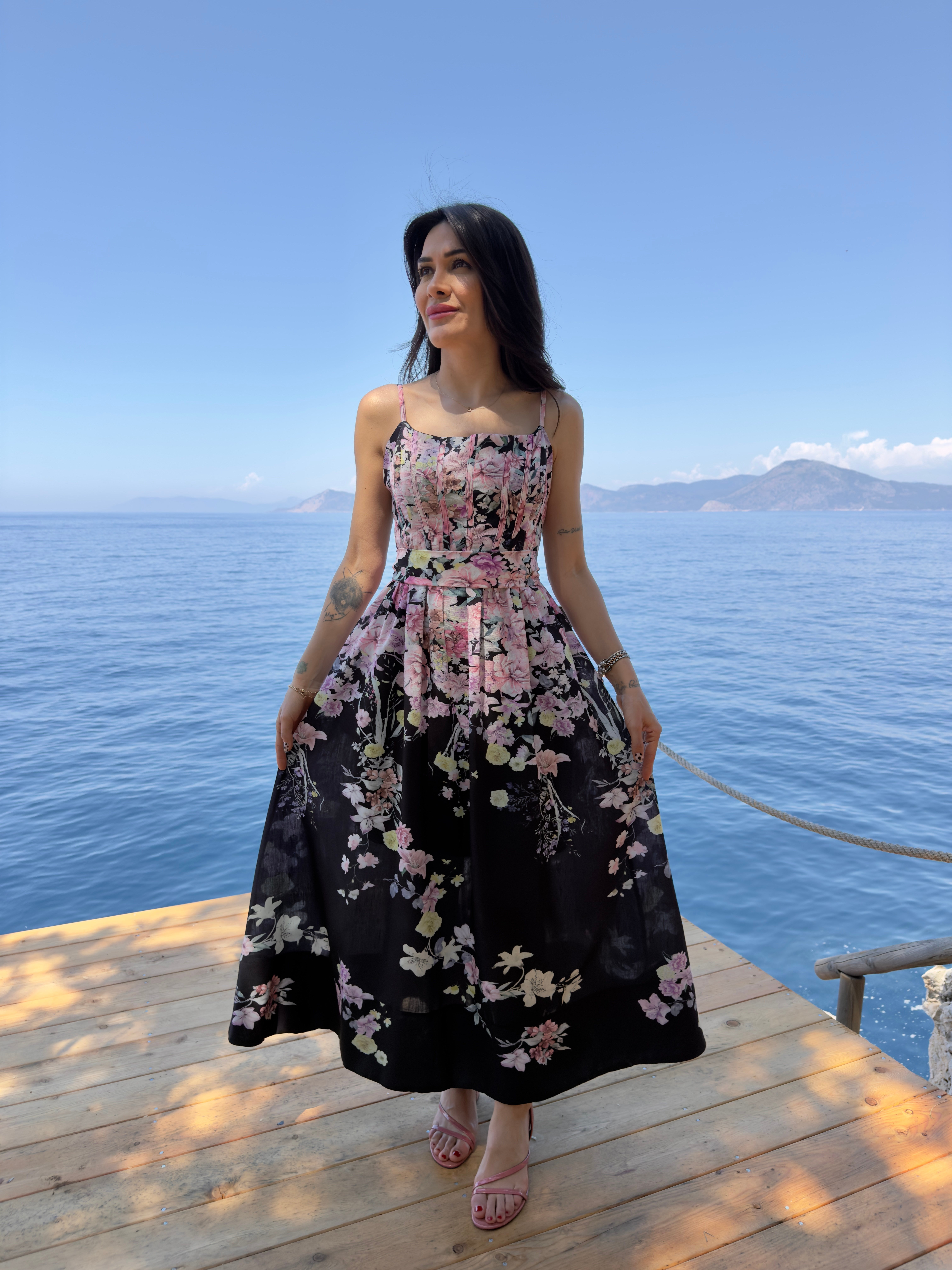 Biyeli Floral Desenli Siyah Keten Elbise