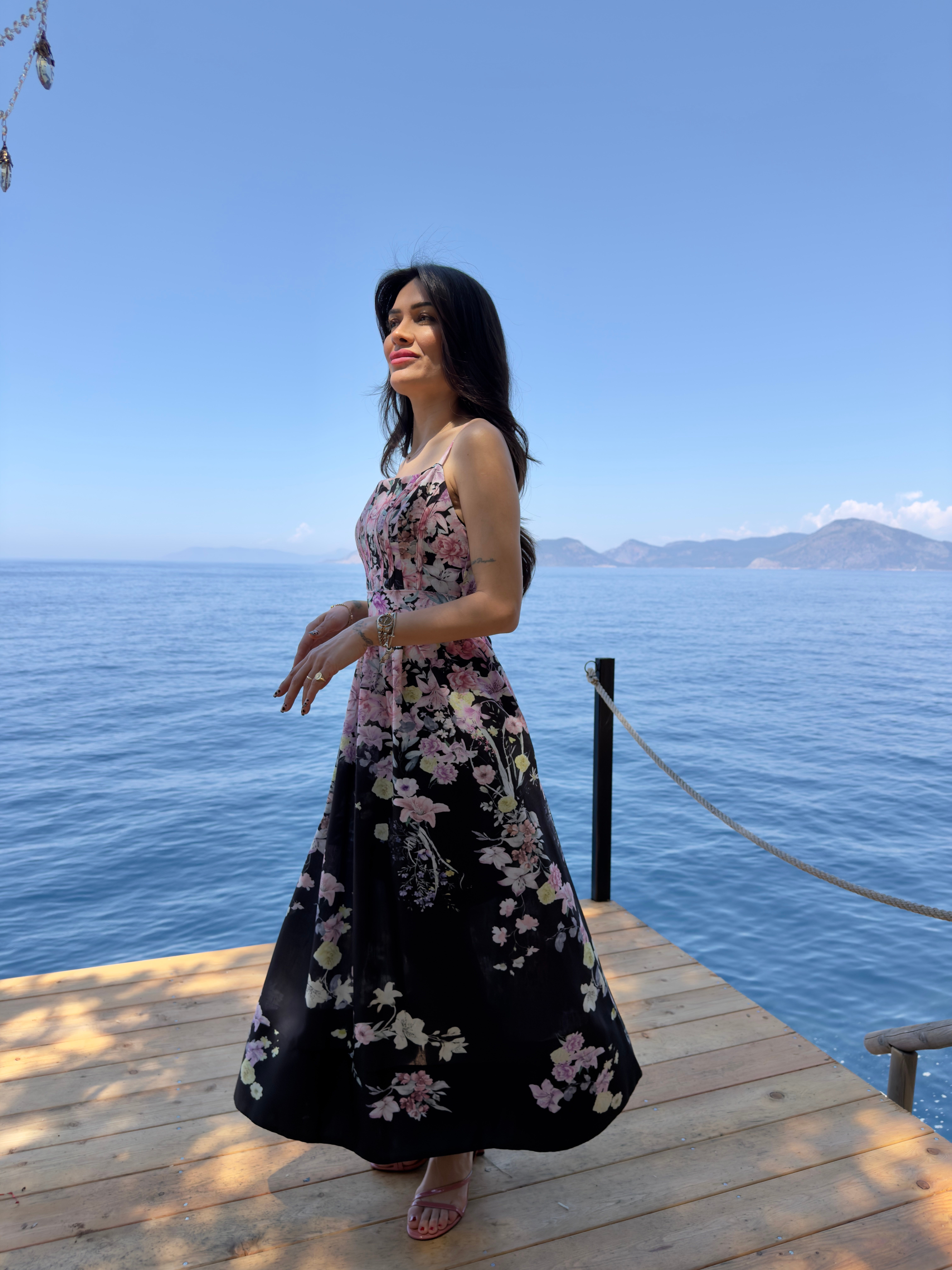 Biyeli Floral Desenli Siyah Keten Elbise