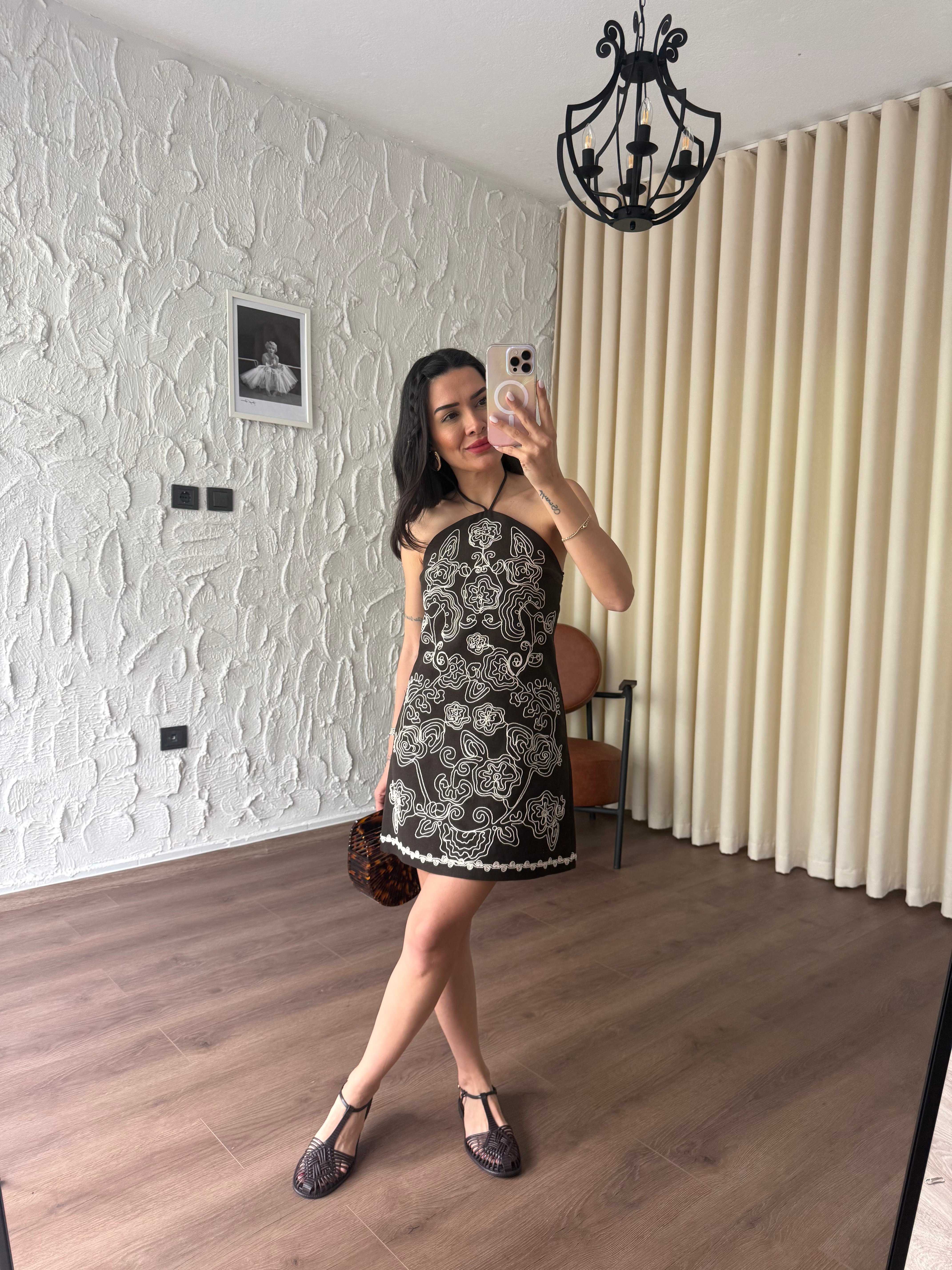 Boyundan Bağlamalı Nakış İşlemeli Kahve Elbise