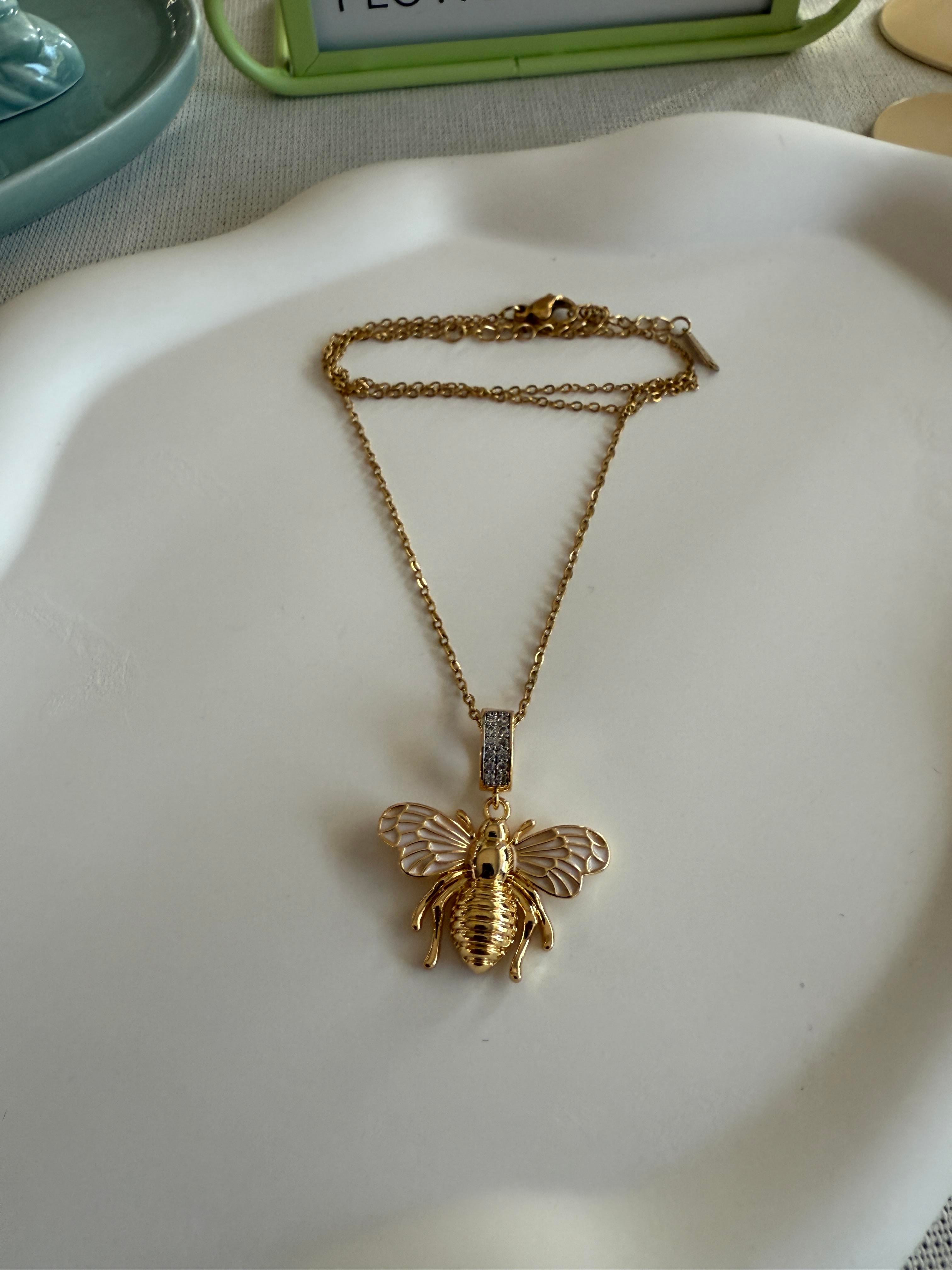 Çelik Arı Figürlü Kolye