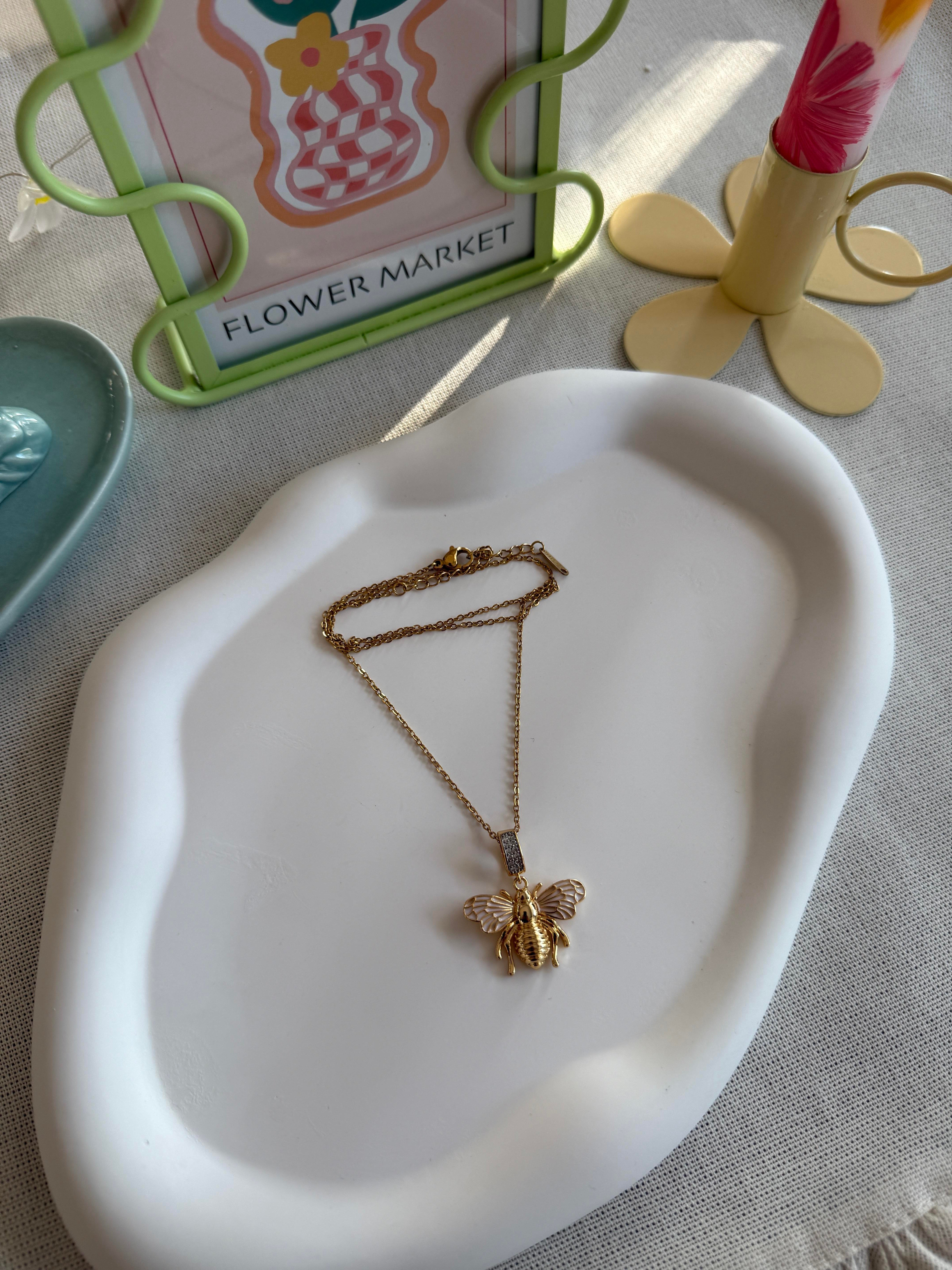 Çelik Arı Figürlü Kolye