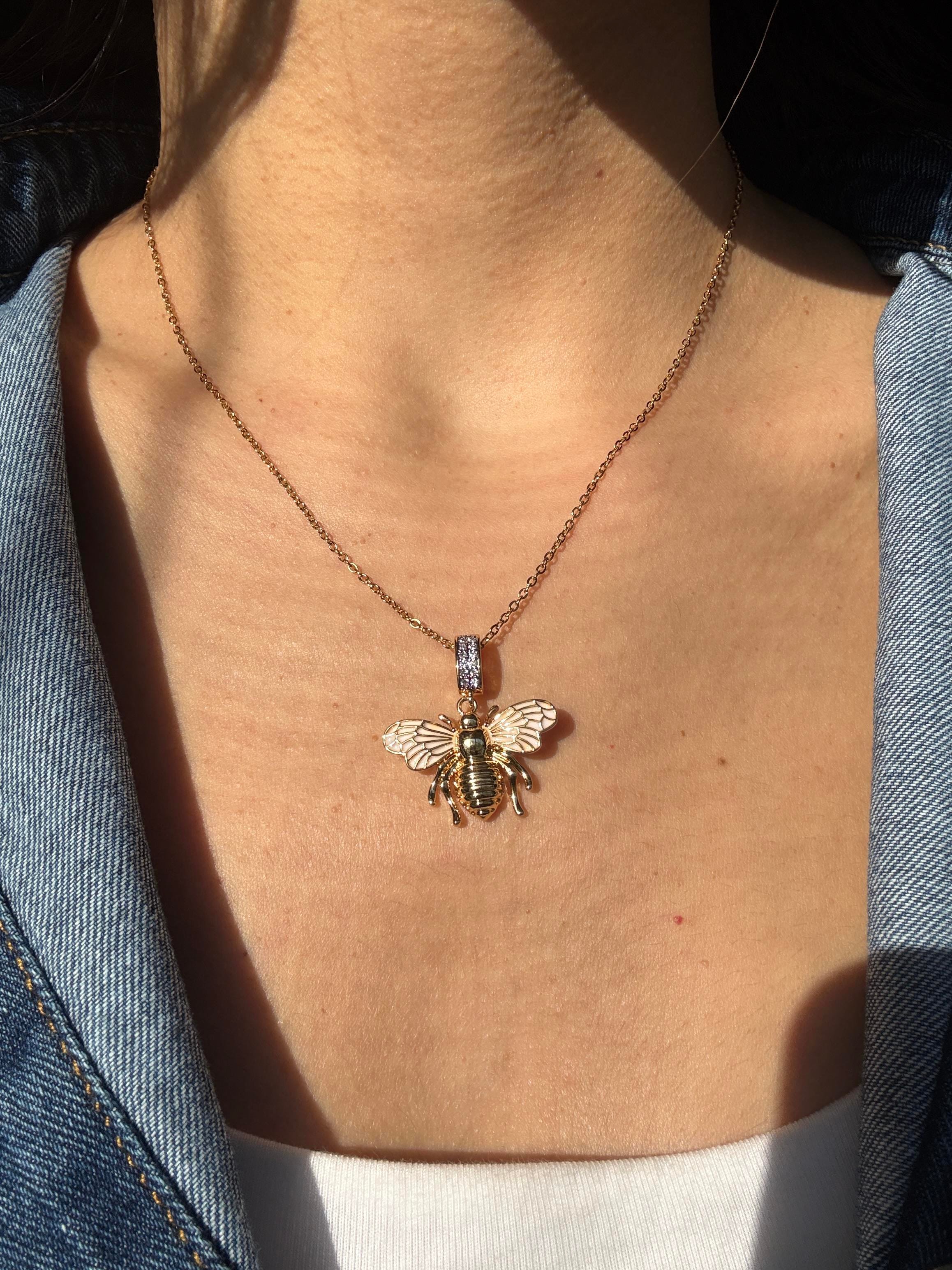 Çelik Arı Figürlü Kolye