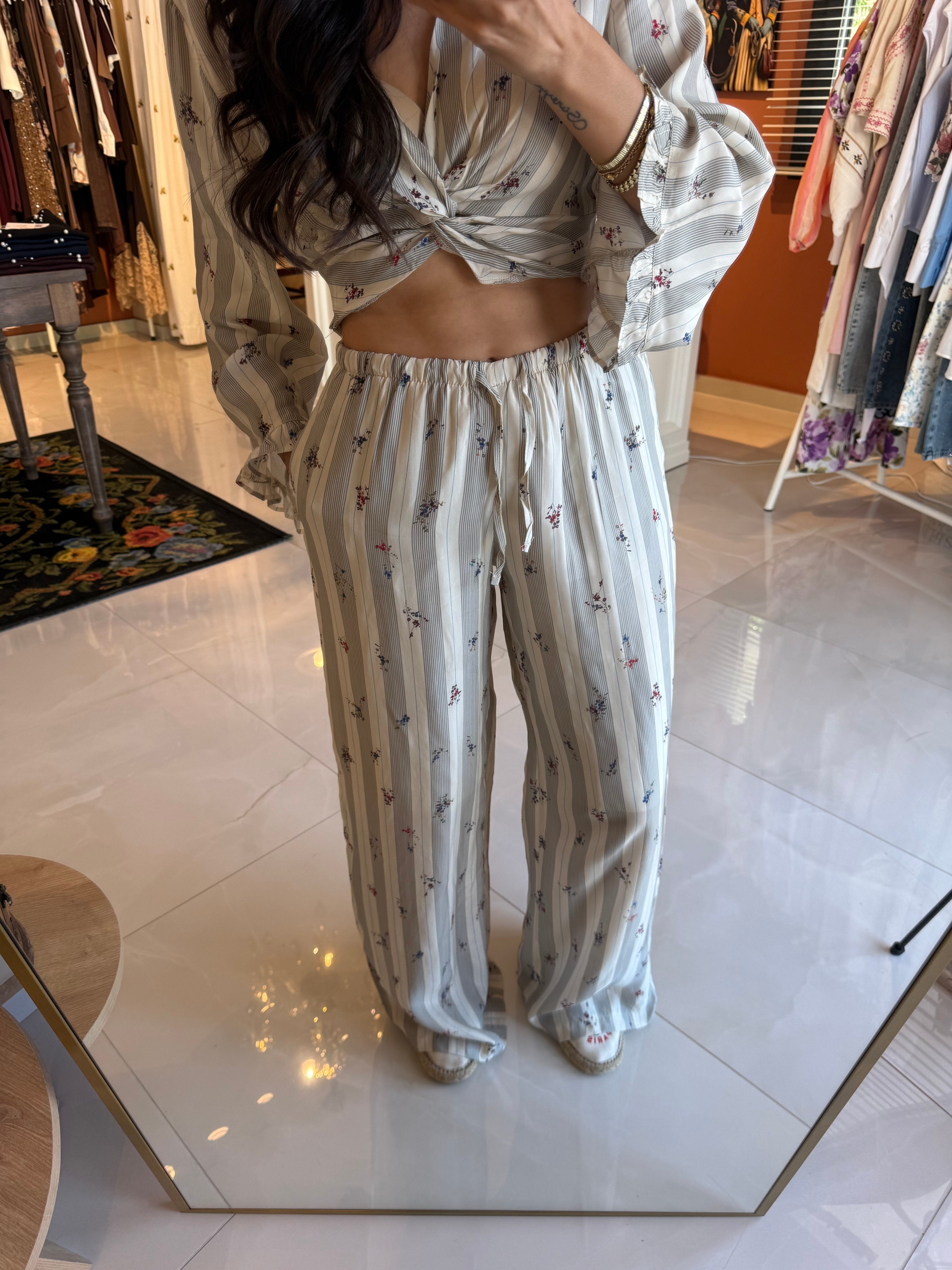 Çiçek Desenli Düğümlü Bluz Pantolon Takım
