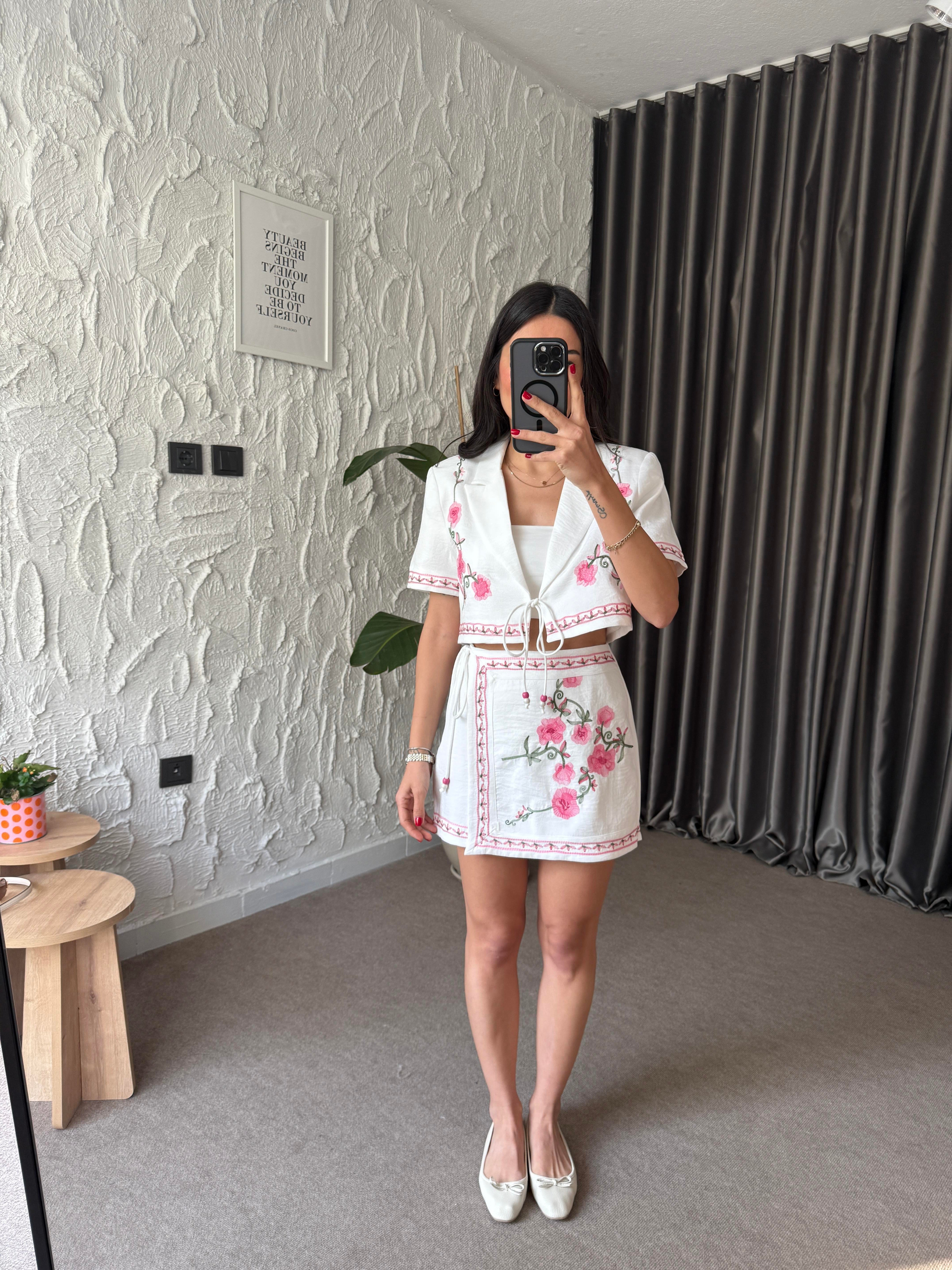 Çiçek Nakış İşlemeli Ekru Ceket