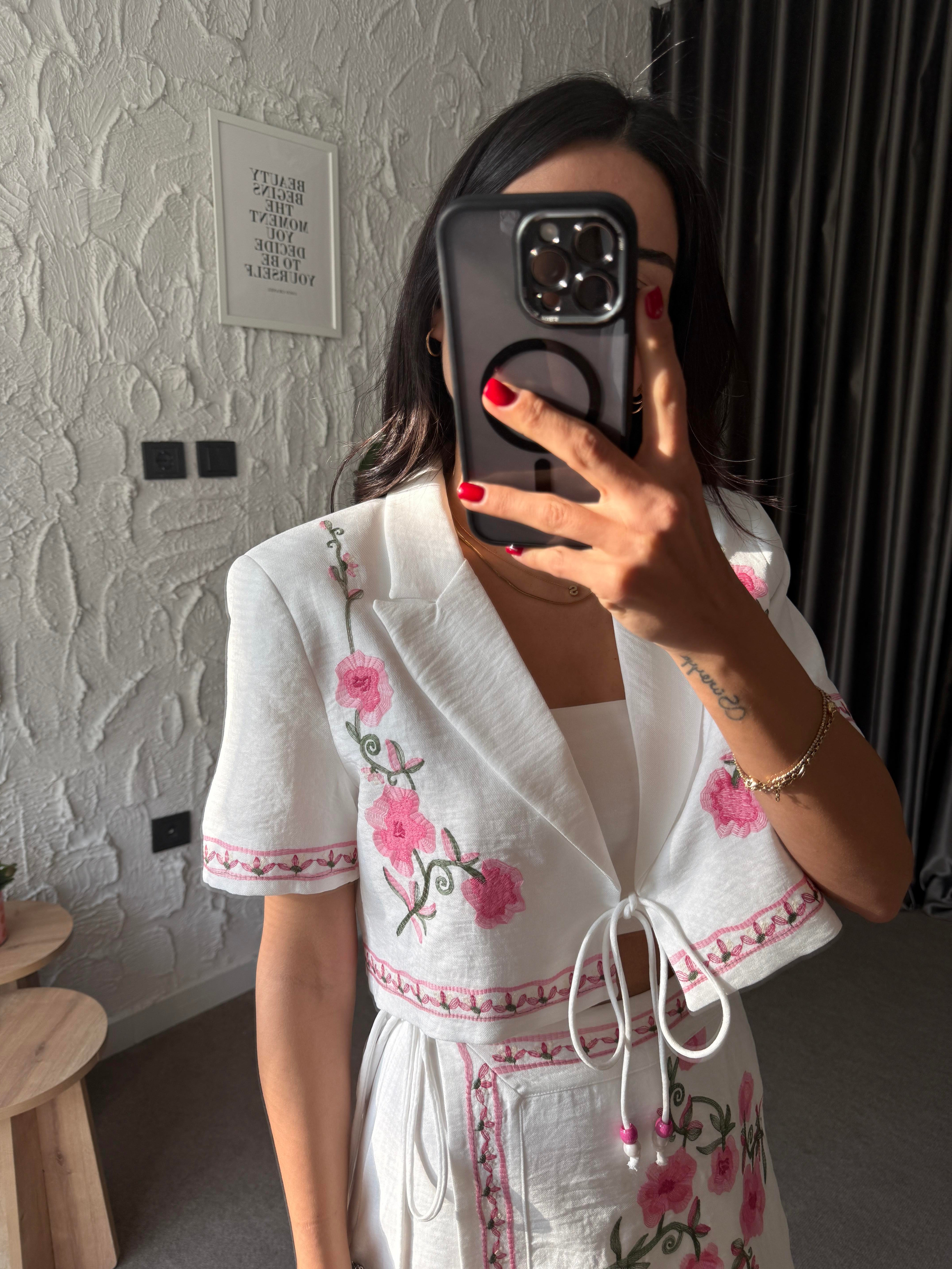 Çiçek Nakış İşlemeli Ekru Ceket