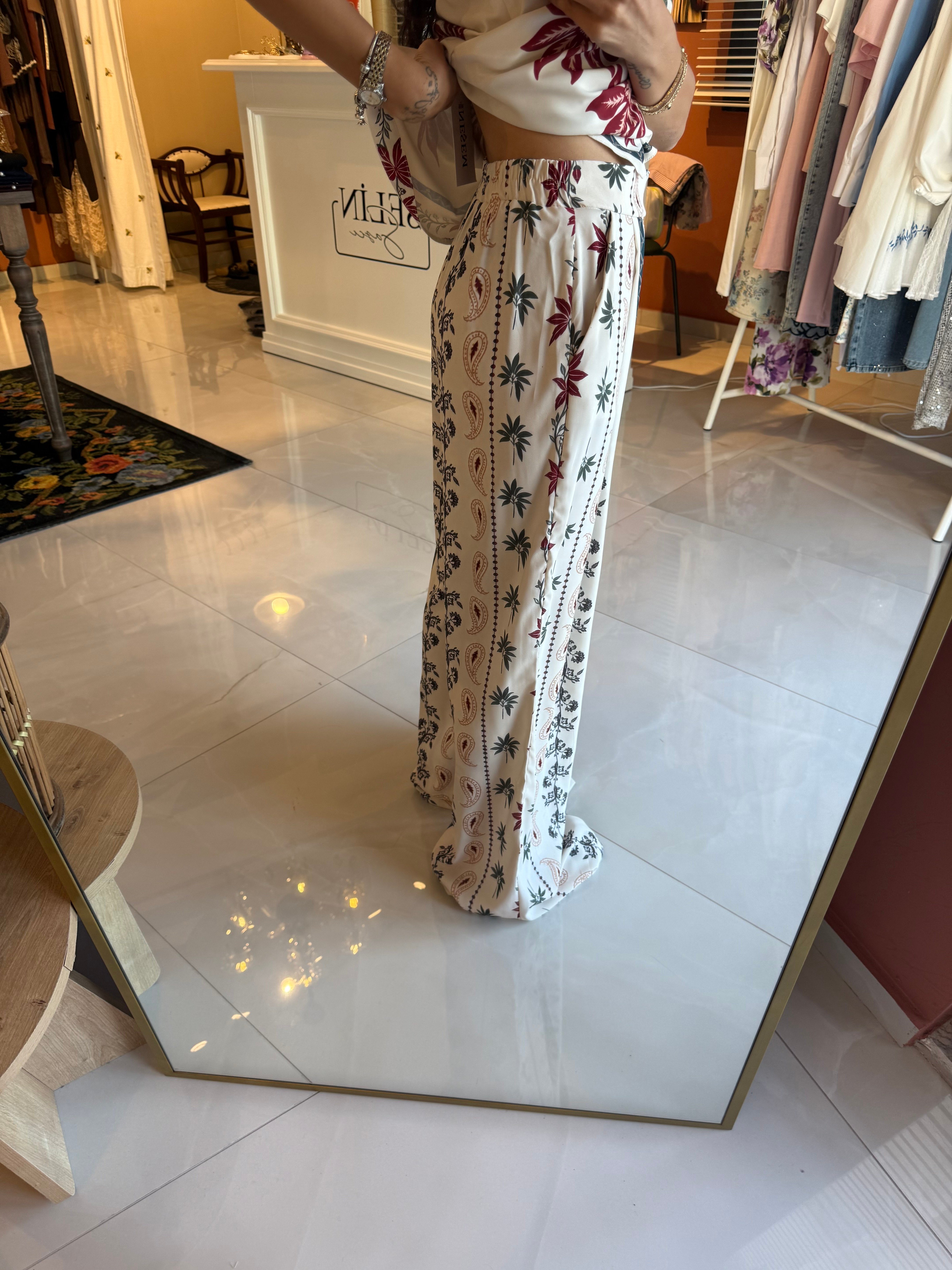 Çiçek Ve Papağan Desenli Askılı Bluz Pantolon Takım