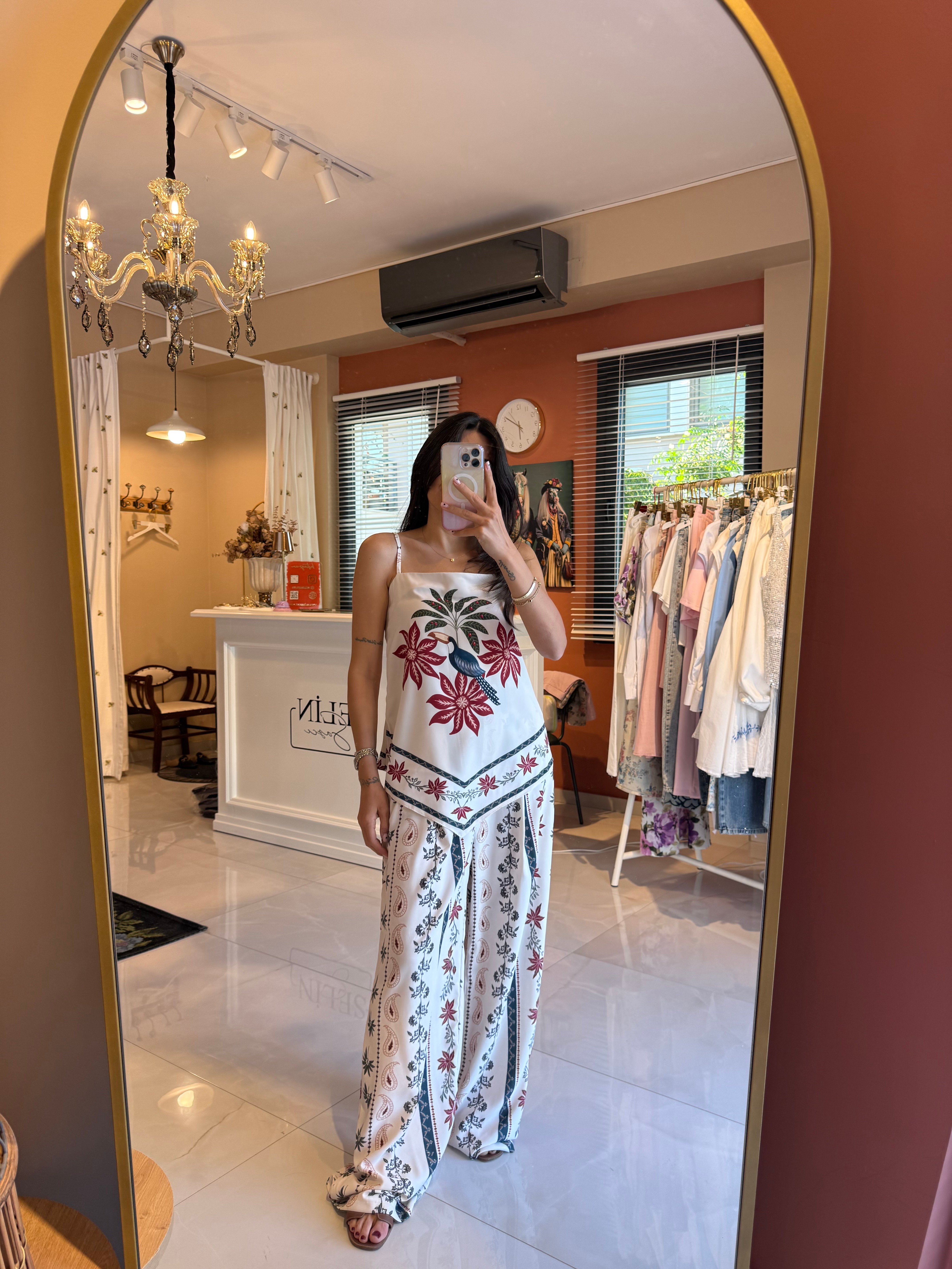 Çiçek Ve Papağan Desenli Askılı Bluz Pantolon Takım