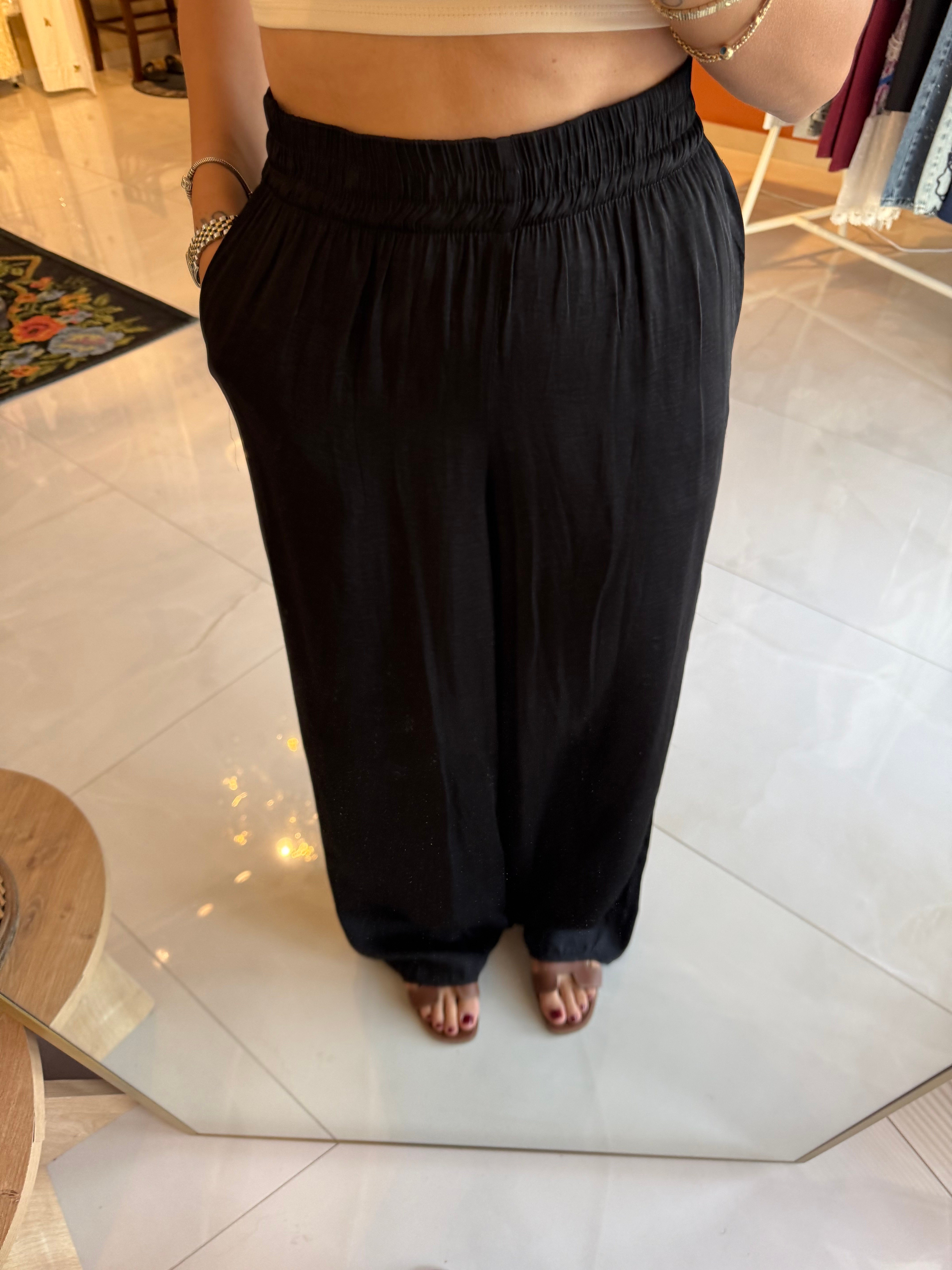 Dökümlü Geniş Paça Siyah Pantolon