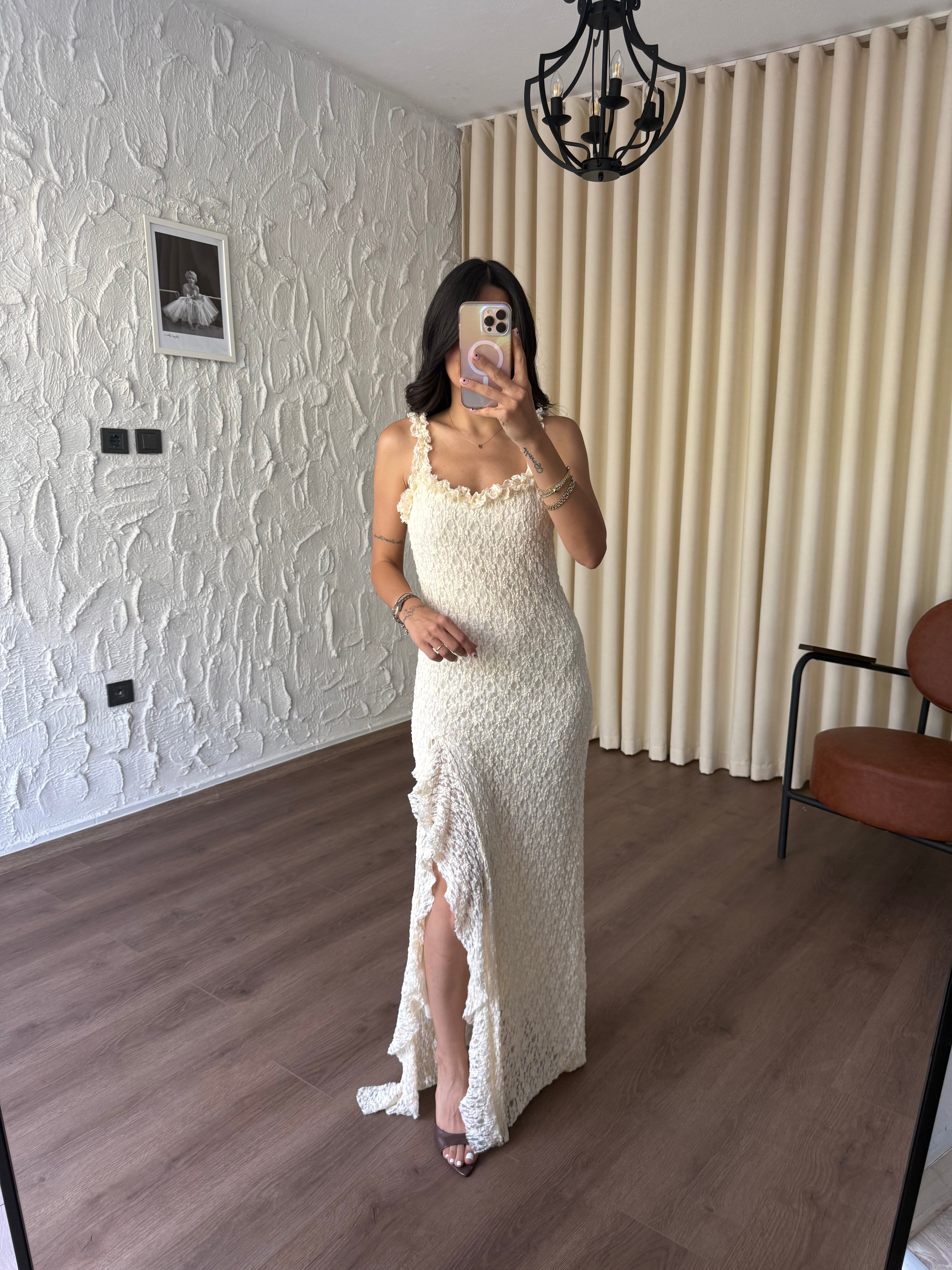 Güpür Dantelli Yırtmaçlı Bej Elbise