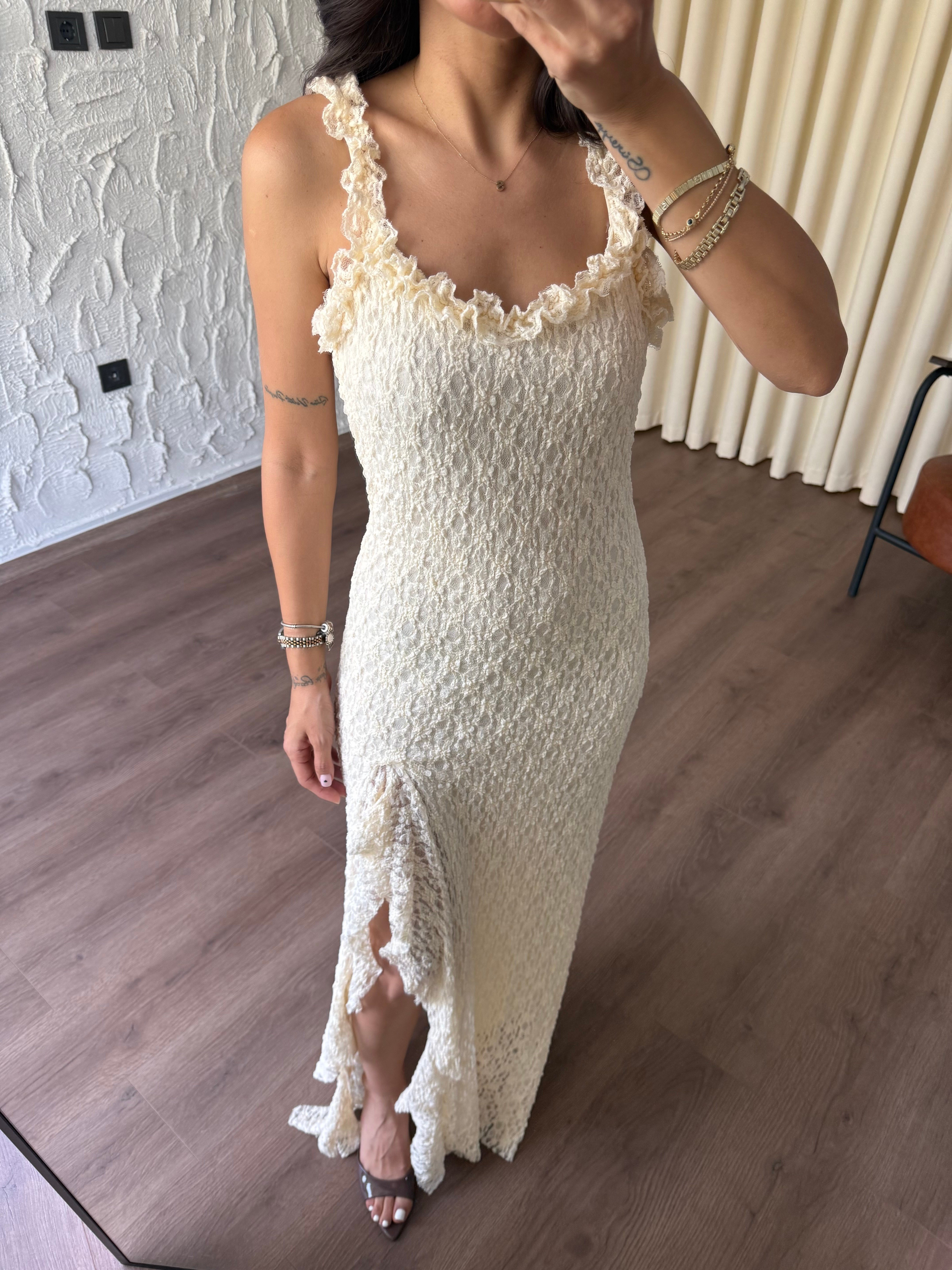 Güpür Dantelli Yırtmaçlı Bej Elbise