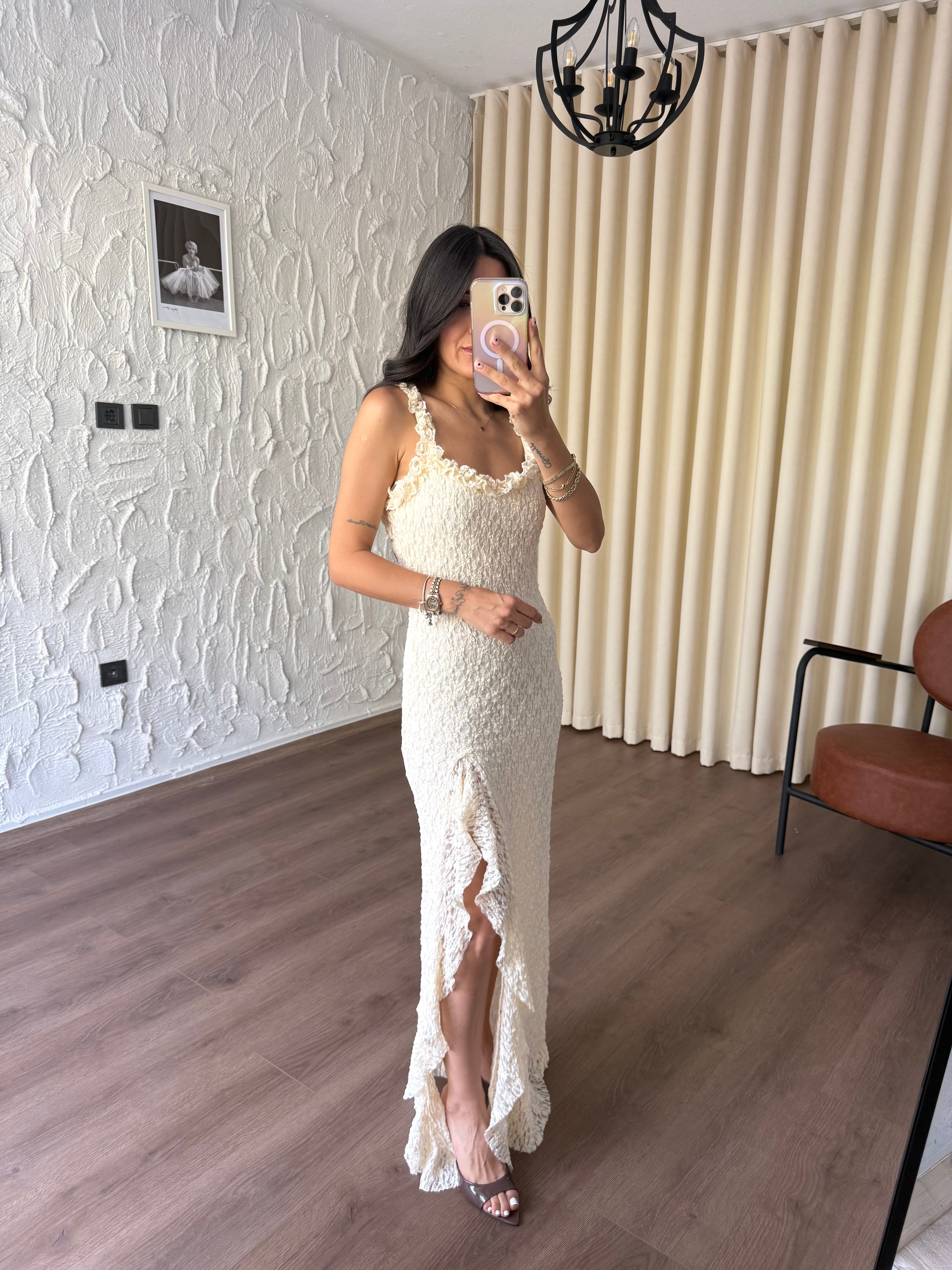 Güpür Dantelli Yırtmaçlı Bej Elbise