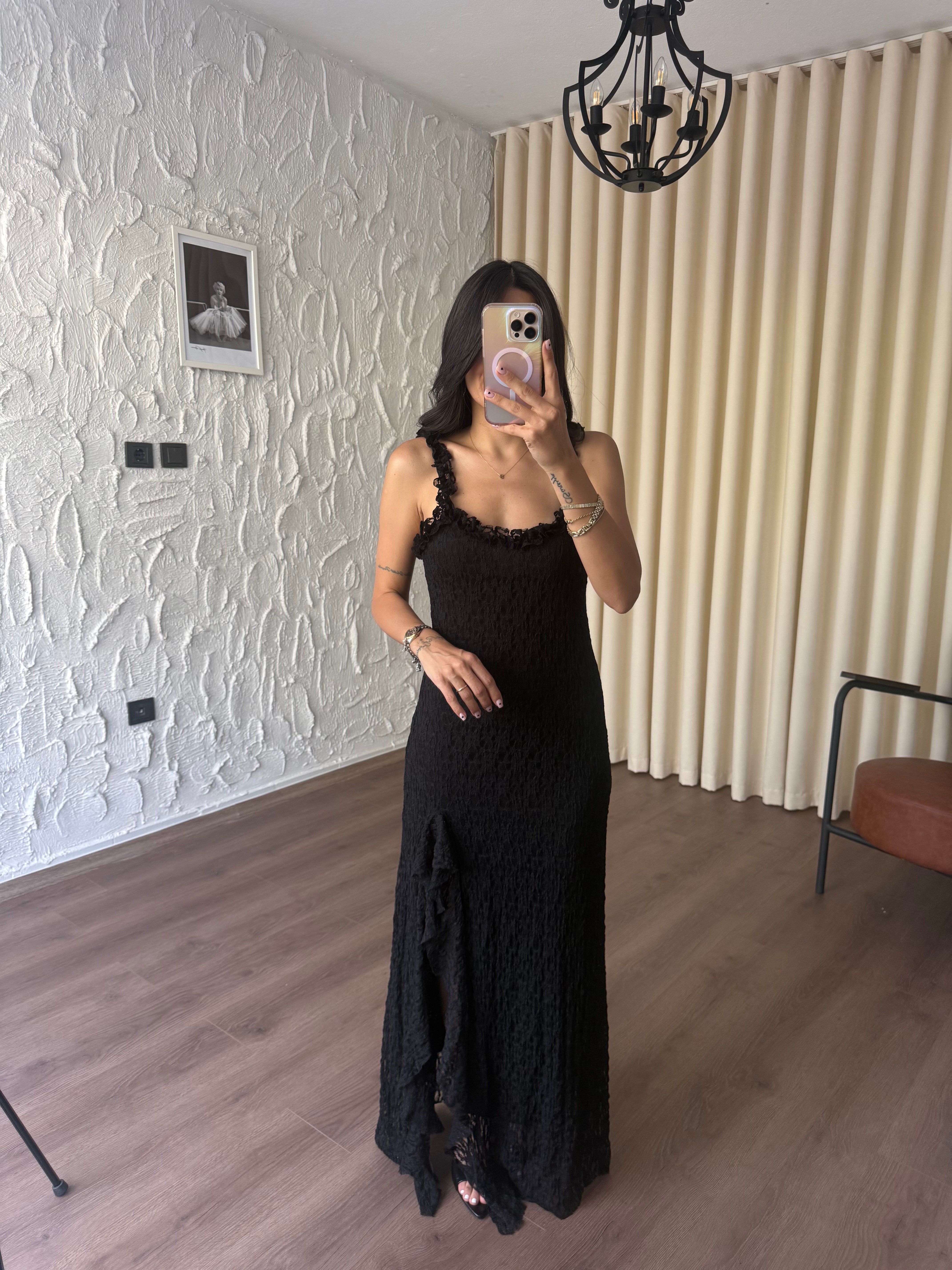 Güpür Dantelli Yırtmaçlı Siyah Elbise