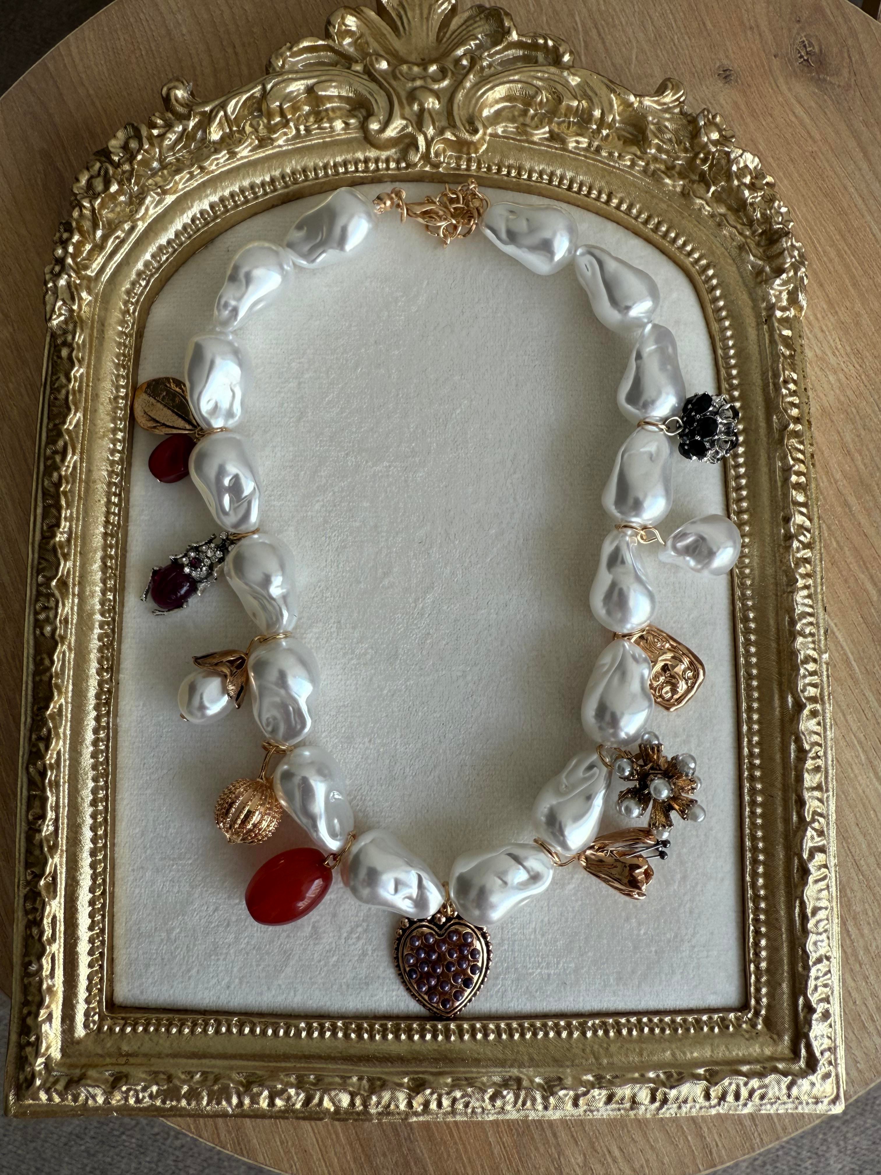 İncili Charm Detaylı Kolye