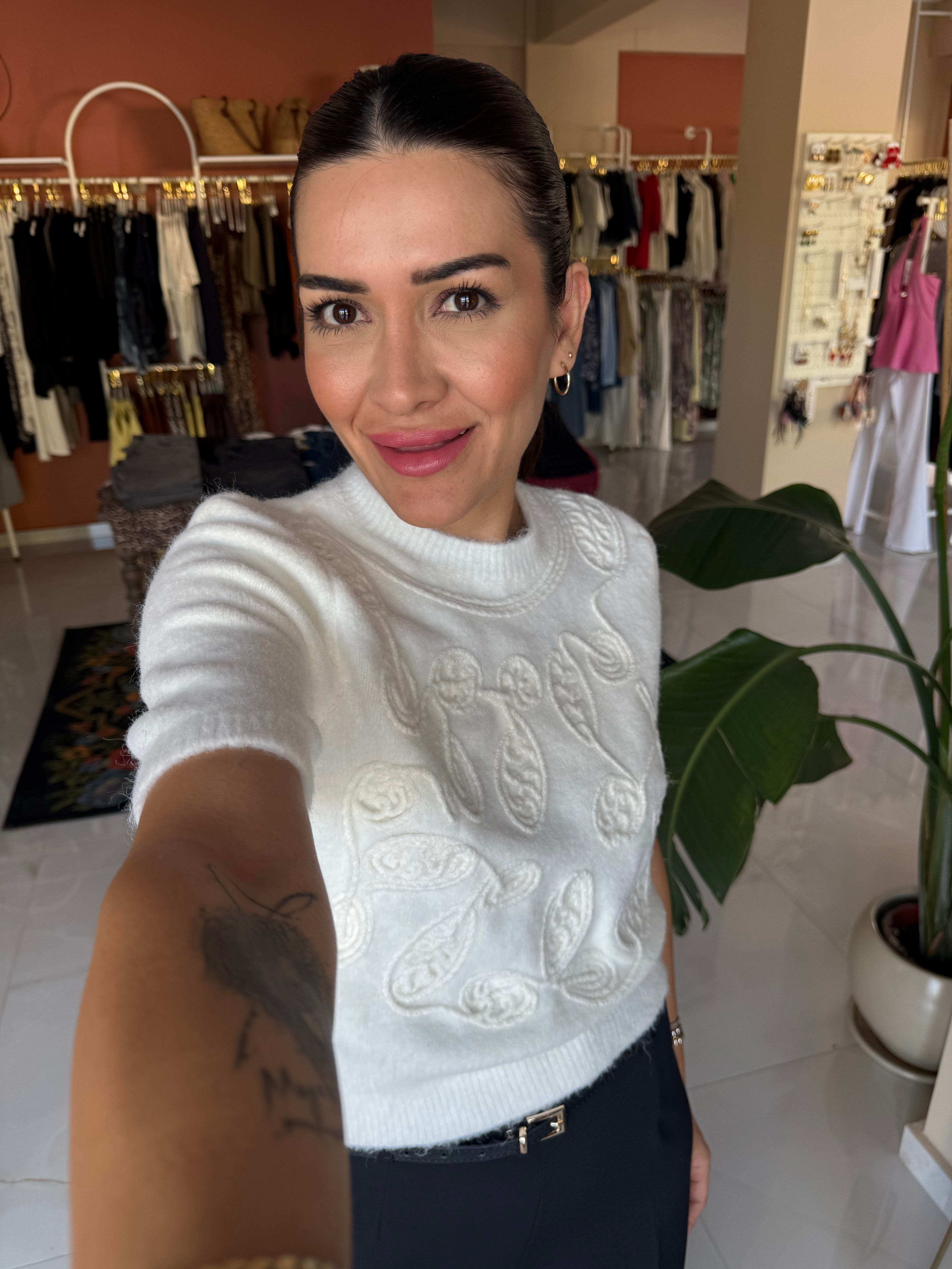 İşlemeli Ekru Triko Kazak