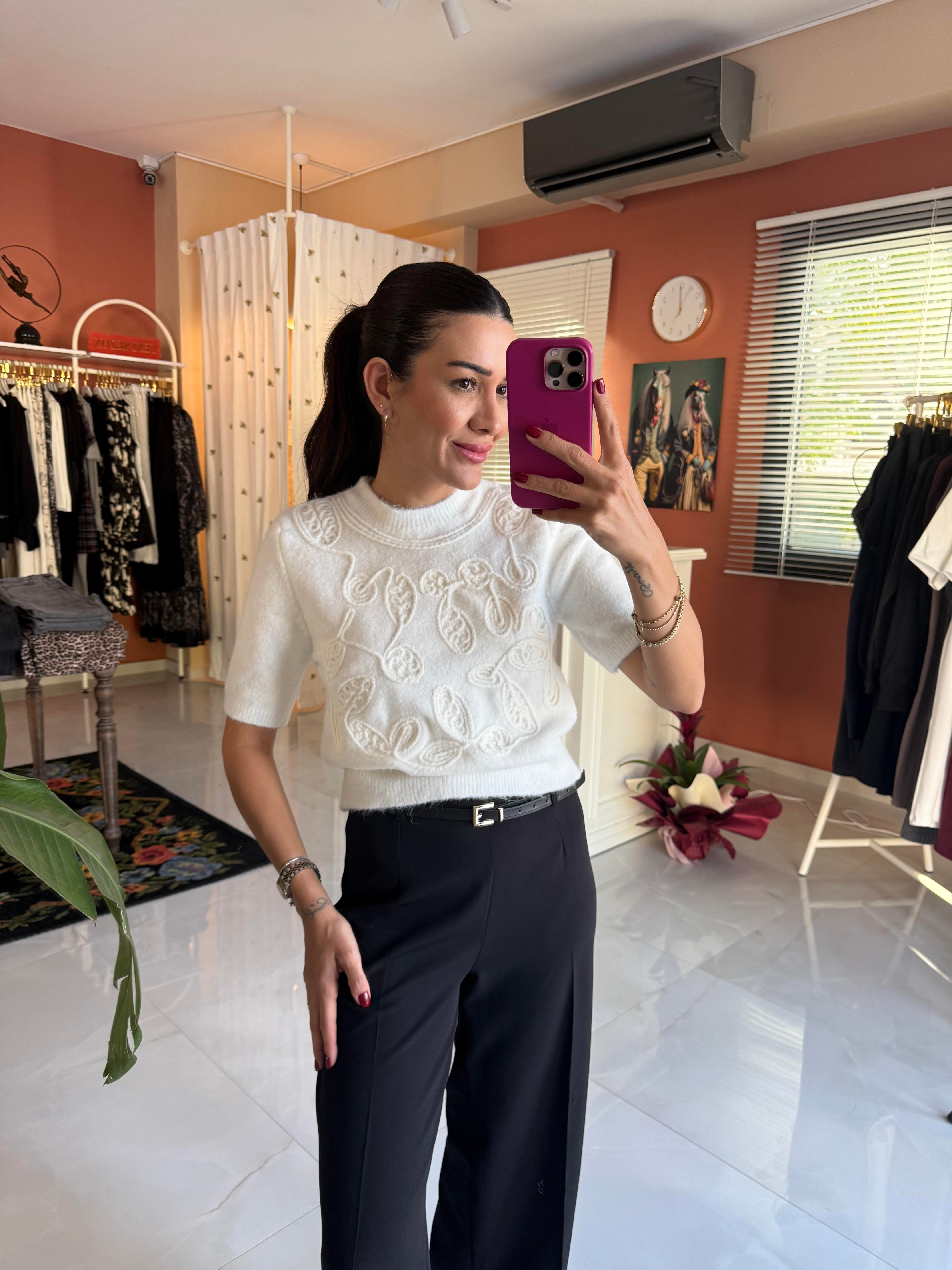 İşlemeli Ekru Triko Kazak