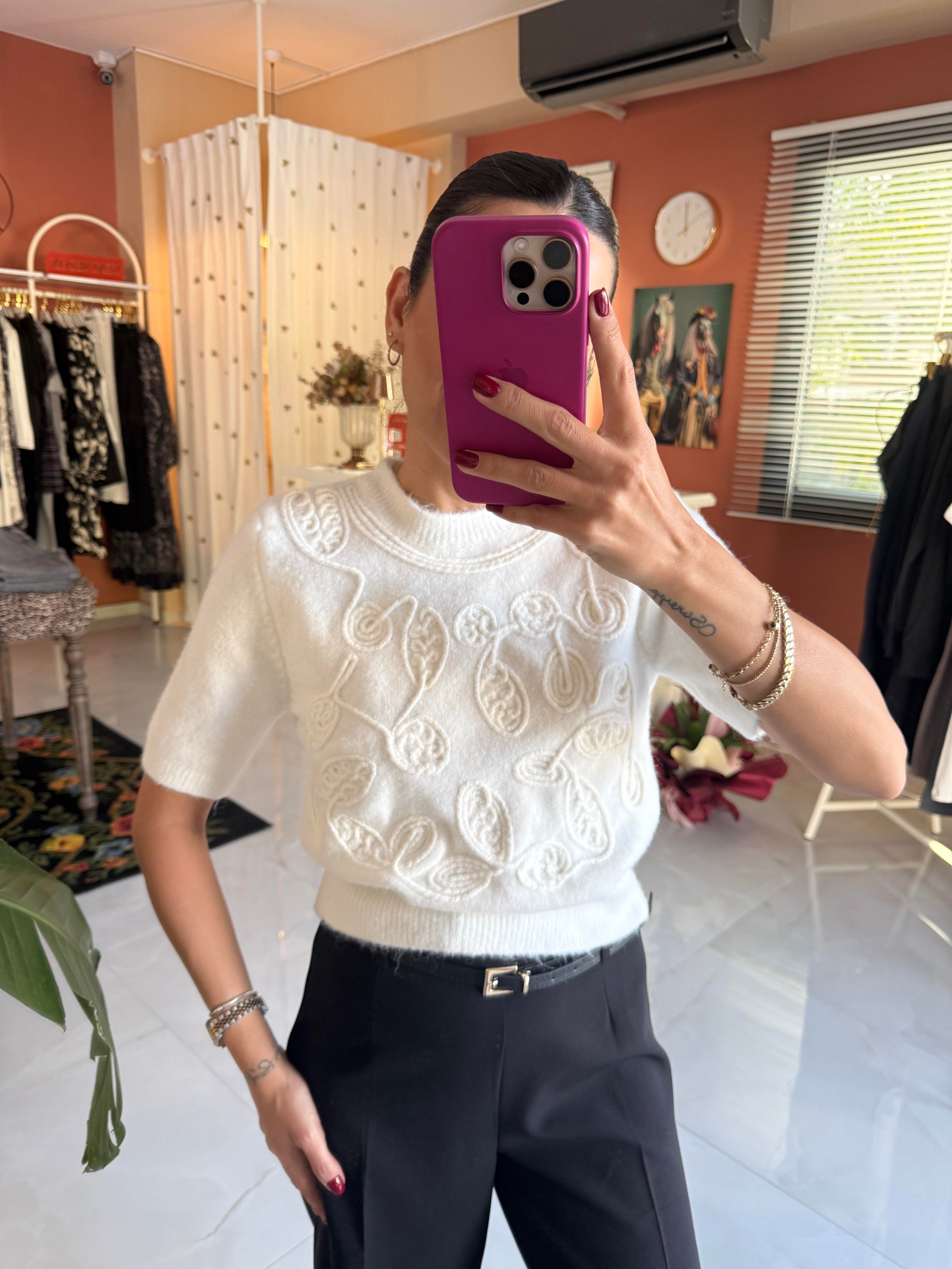 İşlemeli Ekru Triko Kazak