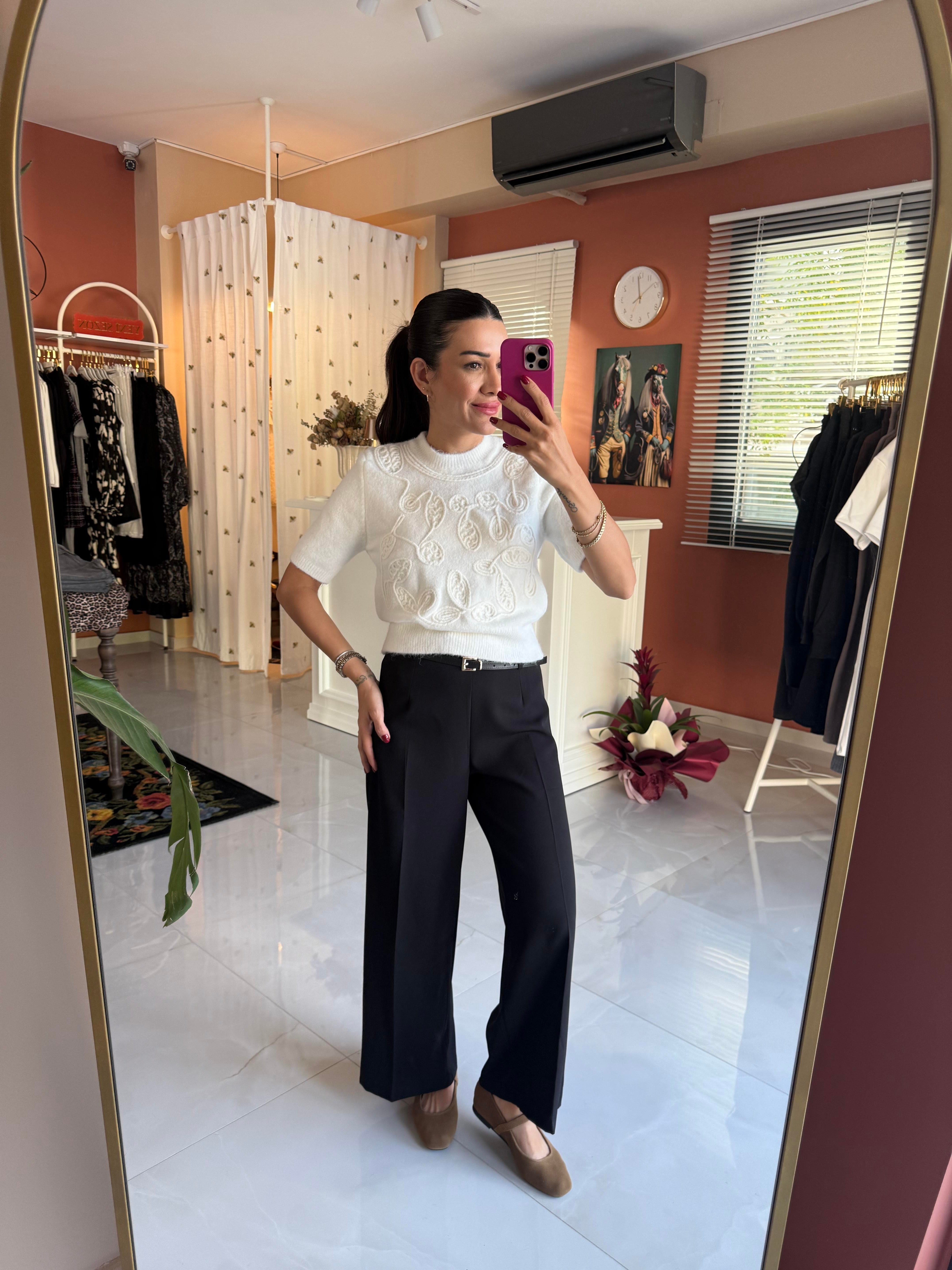 İşlemeli Ekru Triko Kazak