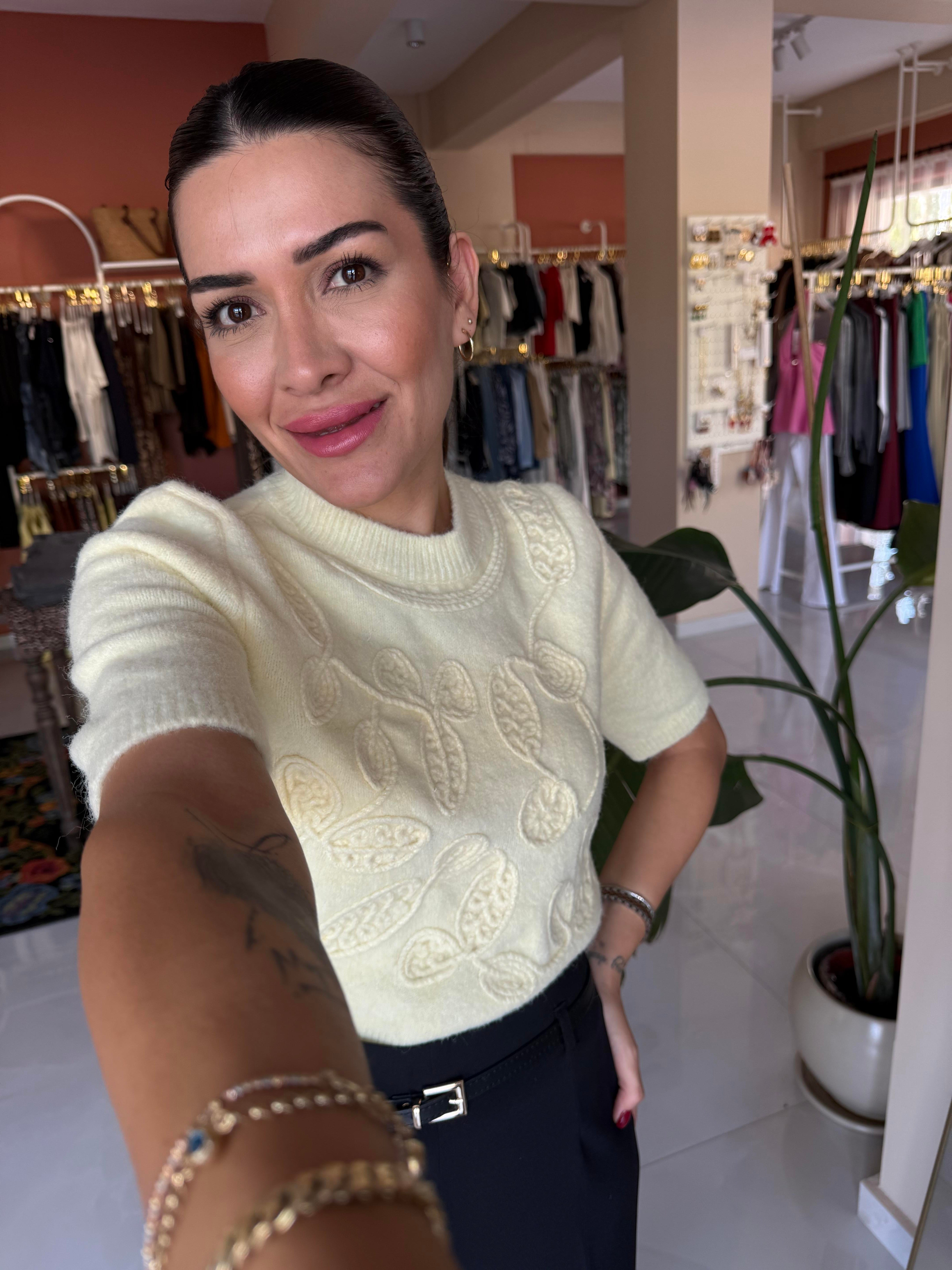 İşlemeli Sarı Triko Kazak