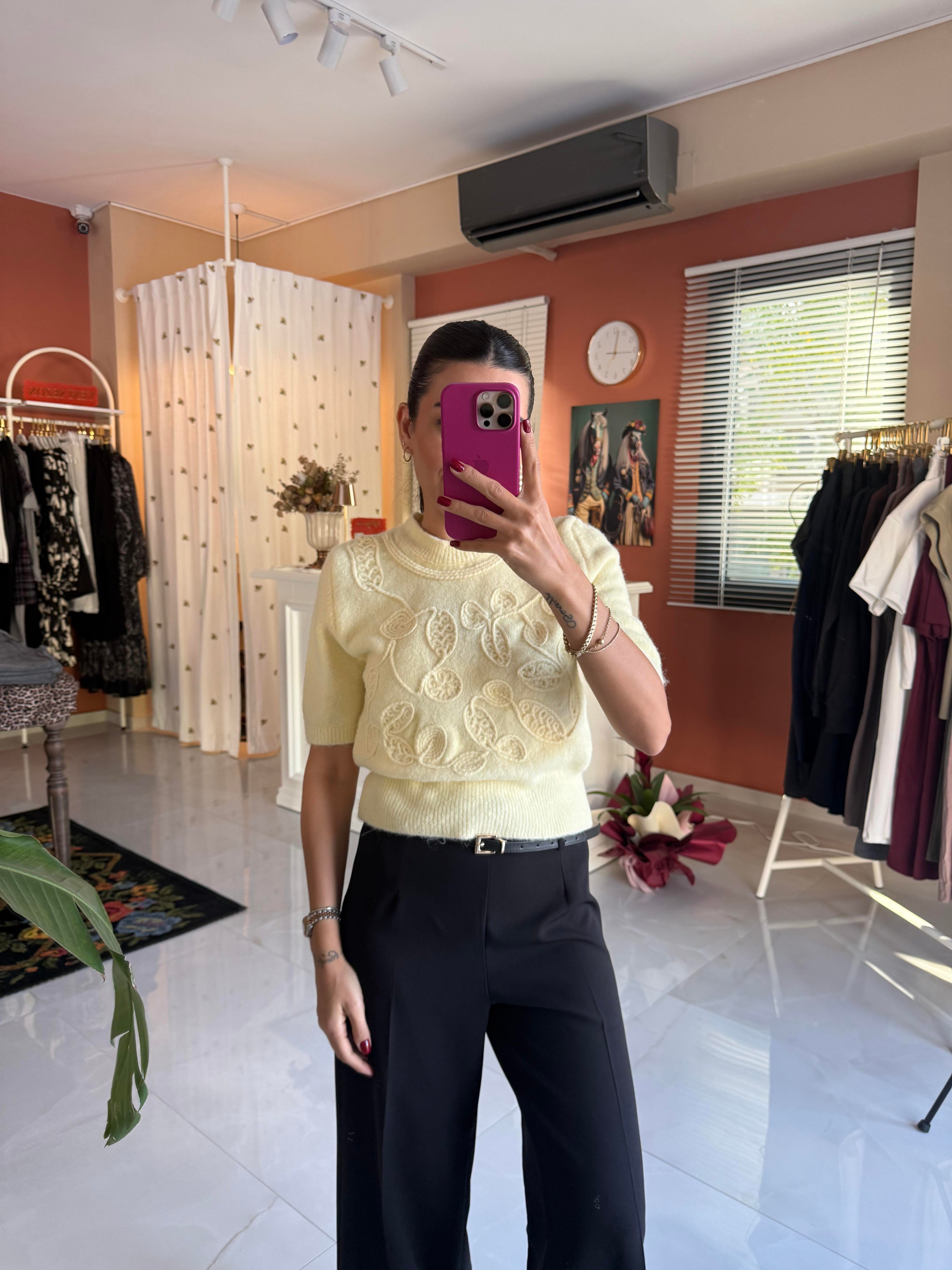 İşlemeli Sarı Triko Kazak